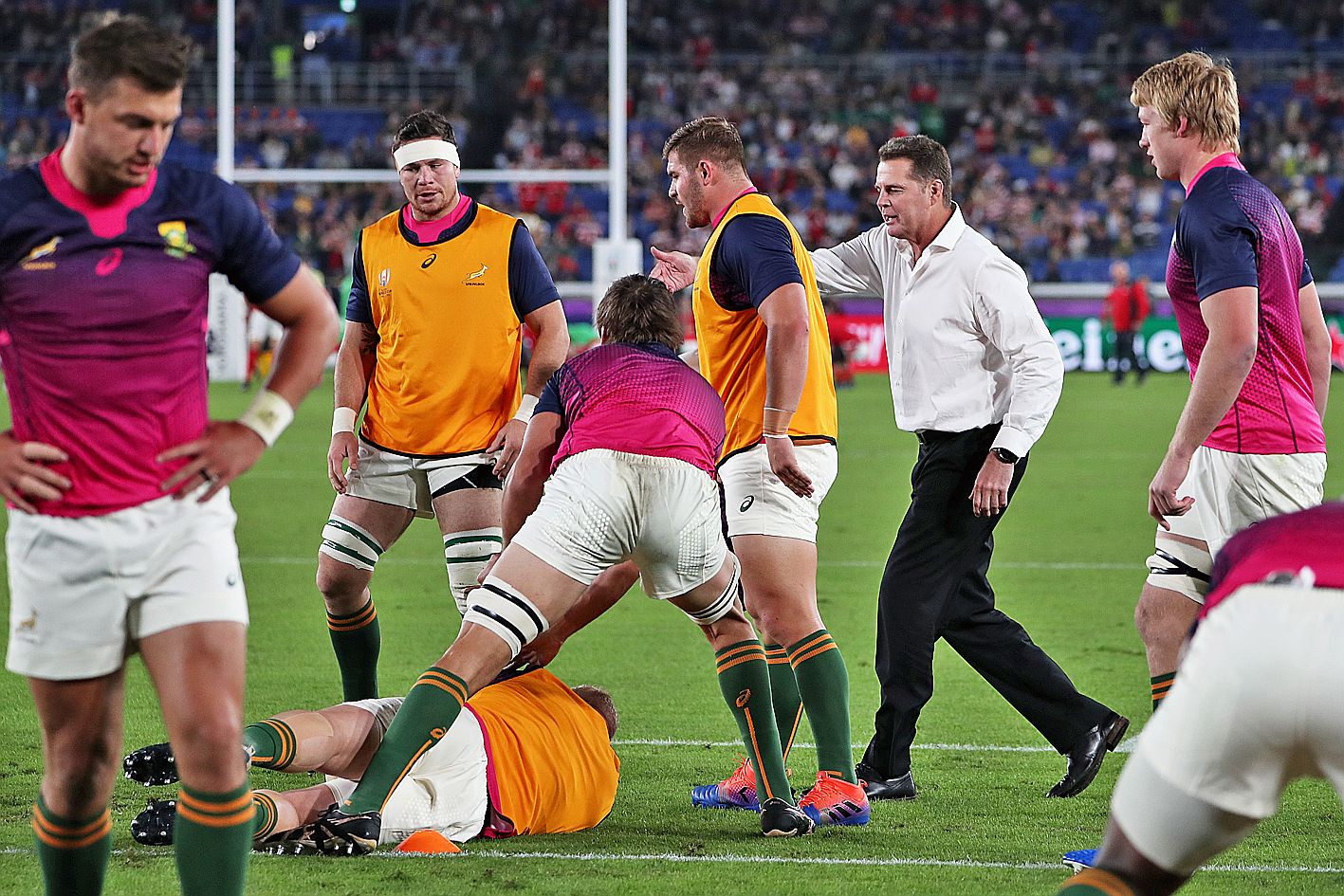 Même en chemise, Rassie Erasmus donne de la voix sur la pelouse de Yokohama avant la demi-finale face au pays de Galles.