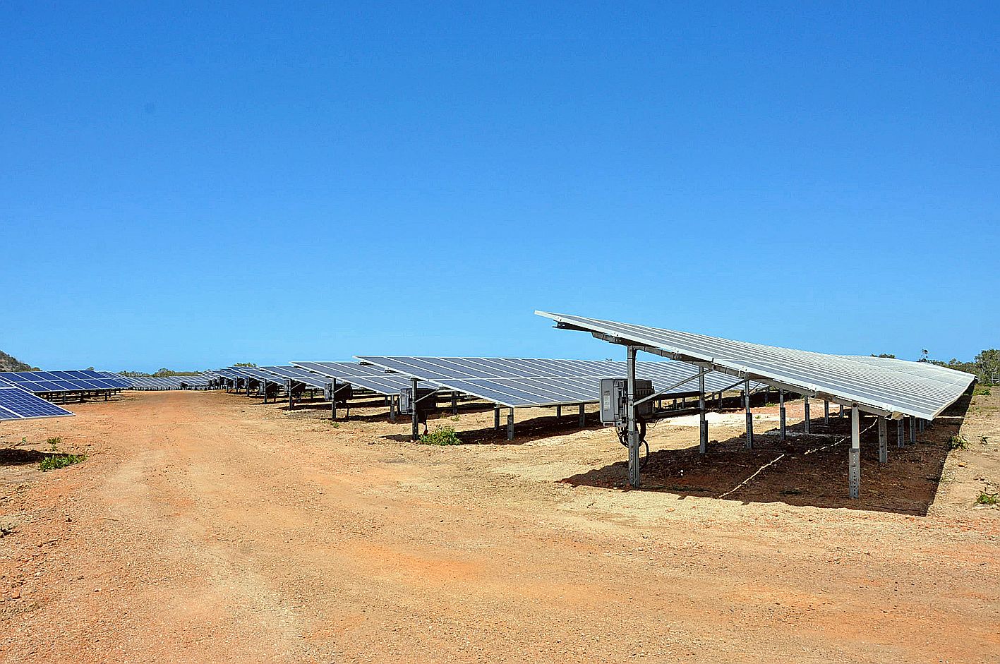Plus de 10 000 panneaux solaires sont répartis sur une parcelle communale de 6 hectares, pour une production moyenne de 4 450 MWh/an soit la consommation de 2 800 foyers.