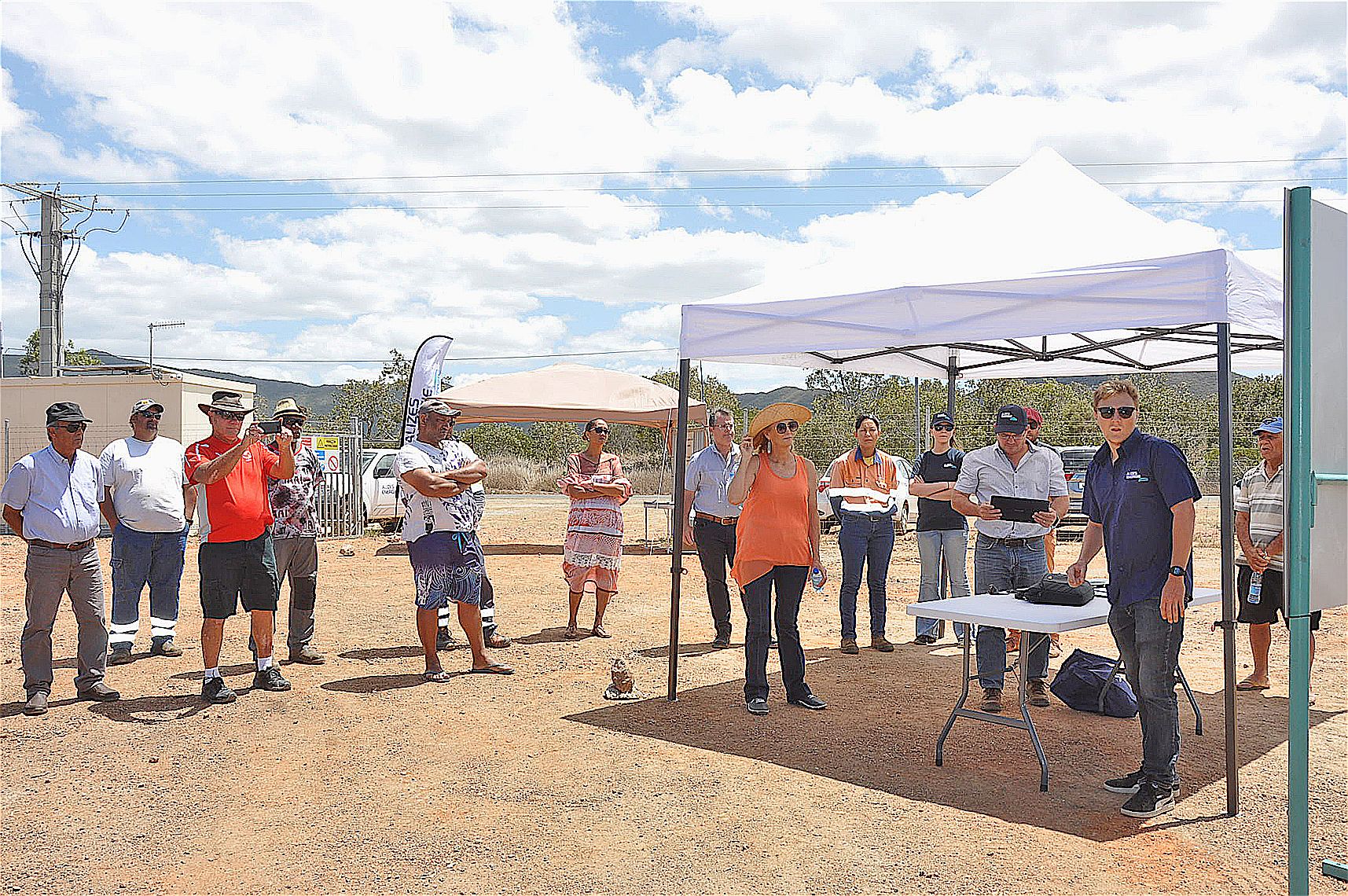 François Giraud (à droite), chargé d’affaires (Alizés Énergie), a fait la présentation technique de Tangadiou PV à l’intention de l’ensemble des personnes présentes.