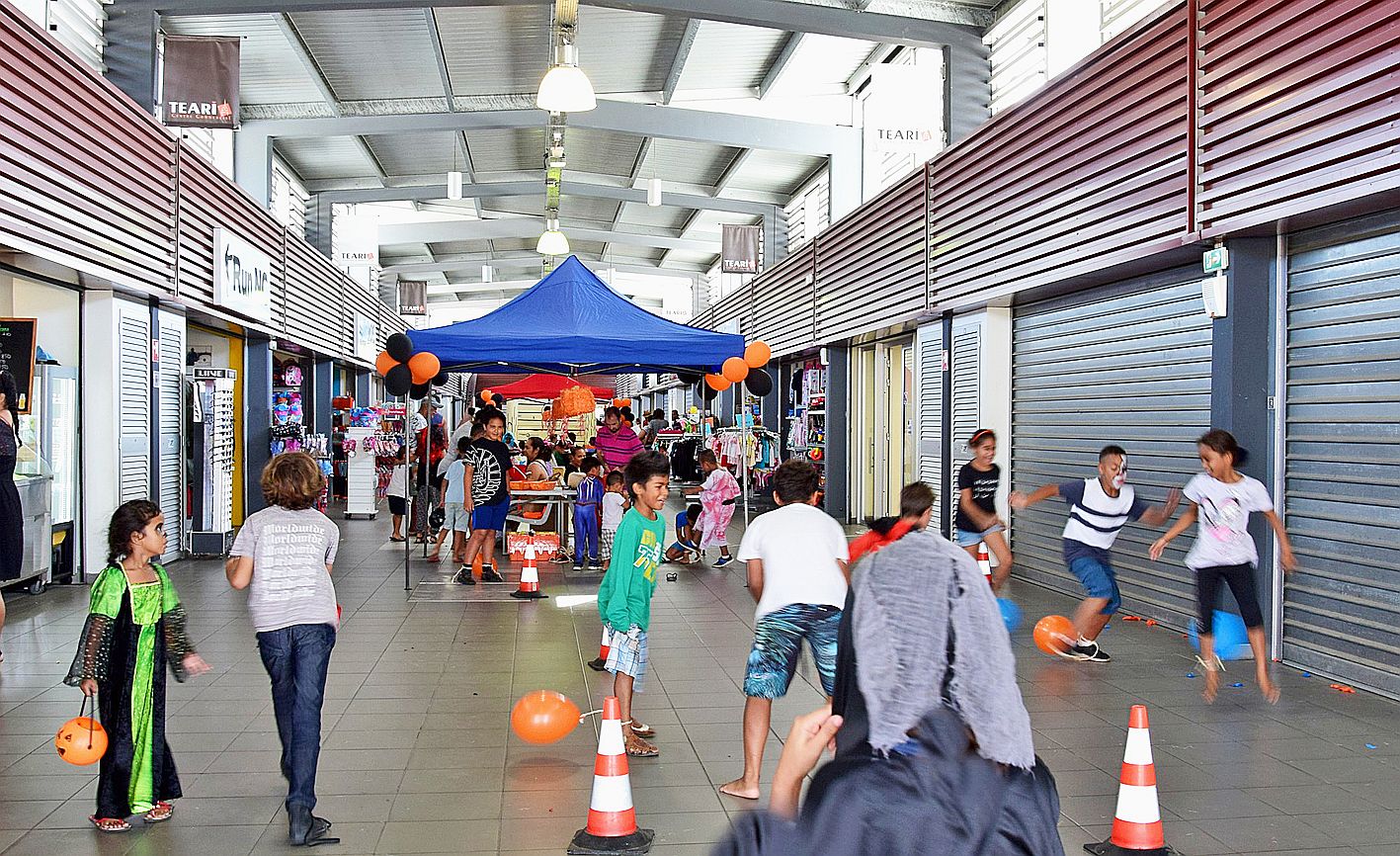 A Teari, toutes les activités organisées par Solid Game étaient gratuites. Il y avait le concours du plus beau déguisement et le jeu de la citrouille explosive (ici sur notre photo), qui a particulièrement bien fonctionné chez les plus grands.