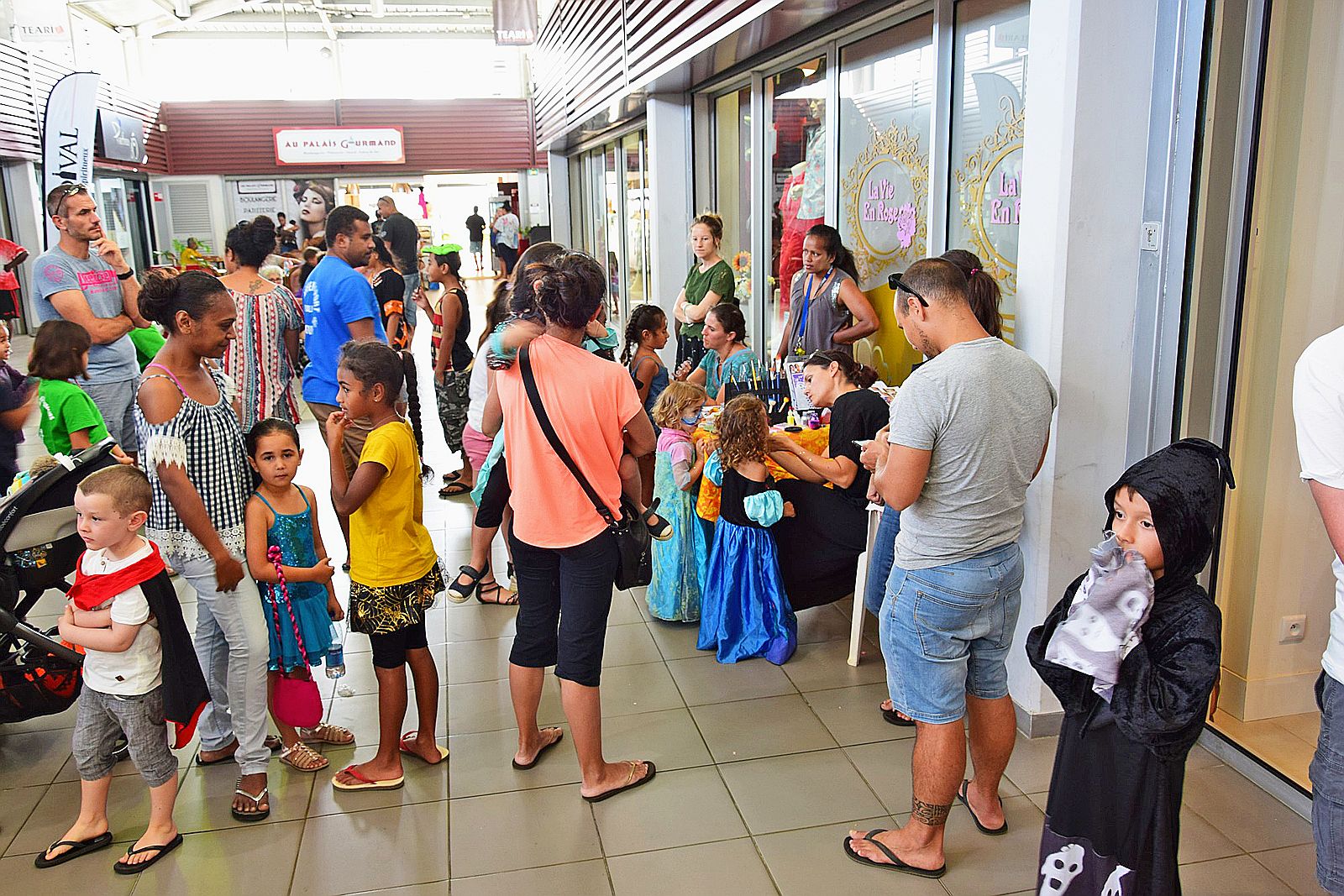 Il y avait aussi à Teari pour les plus petits du coloriage, de la confection de sacs à bonbons en origami et un stand de maquillage, très prisé jusqu’à la fermeture. Tous les commerçants de la galerie marchande ont joué le jeu en offrant des bonbons.