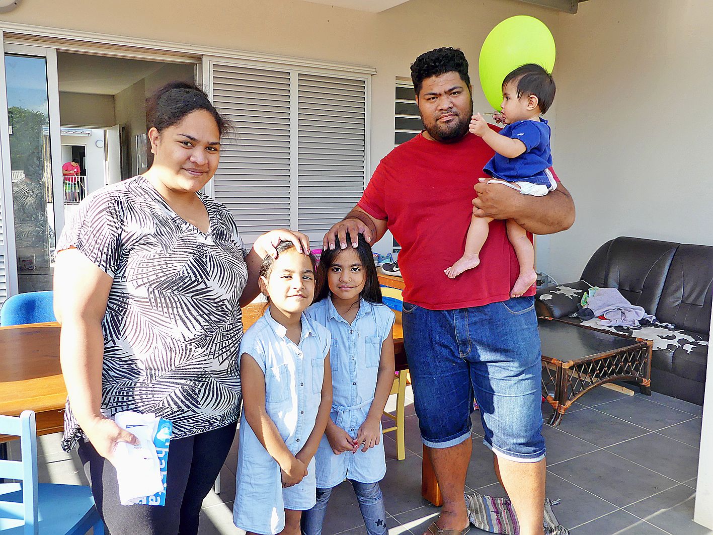 Olga et Kusitino Selui et leurs trois enfants logeaient avant dans un immeuble, à Koutio. Ils apprécient la tranquillité des lieux.