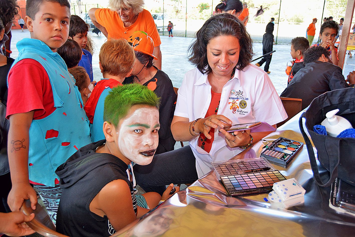Sandrine, membre du Kiwanis club Erythrines, a montré son savoir-faire en matière de maquillage. Son atelier n’a pas désempli de l’après-midi.