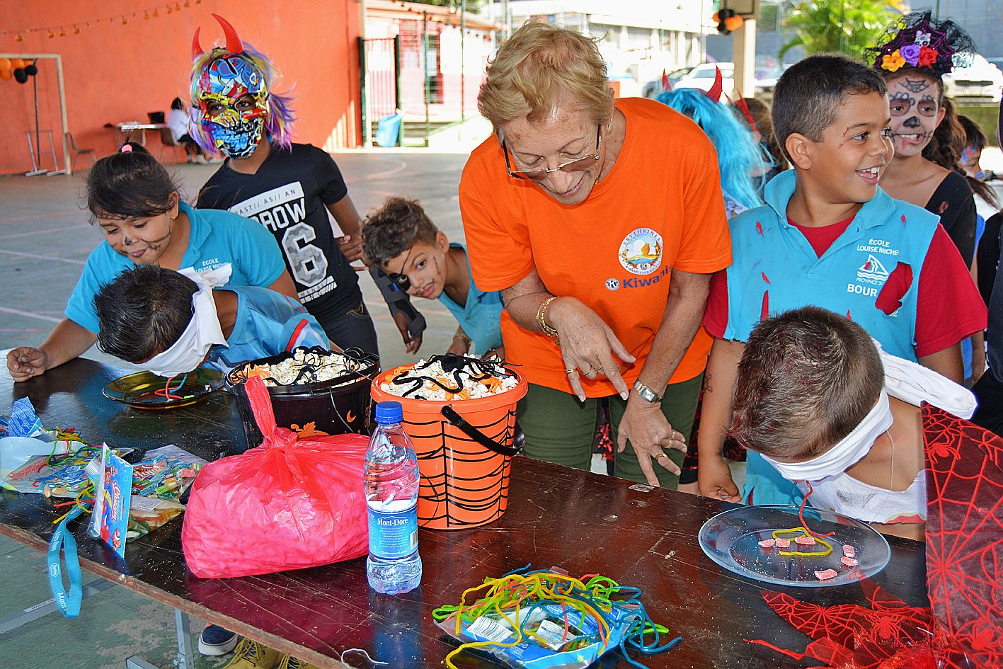 Huit ateliers ont été mis en place pour permettre aux enfants de se divertir. Dans celui qui a été animé par Marie-Christine, les participants devaient engloutir rapidement leur assiette de bonbons.