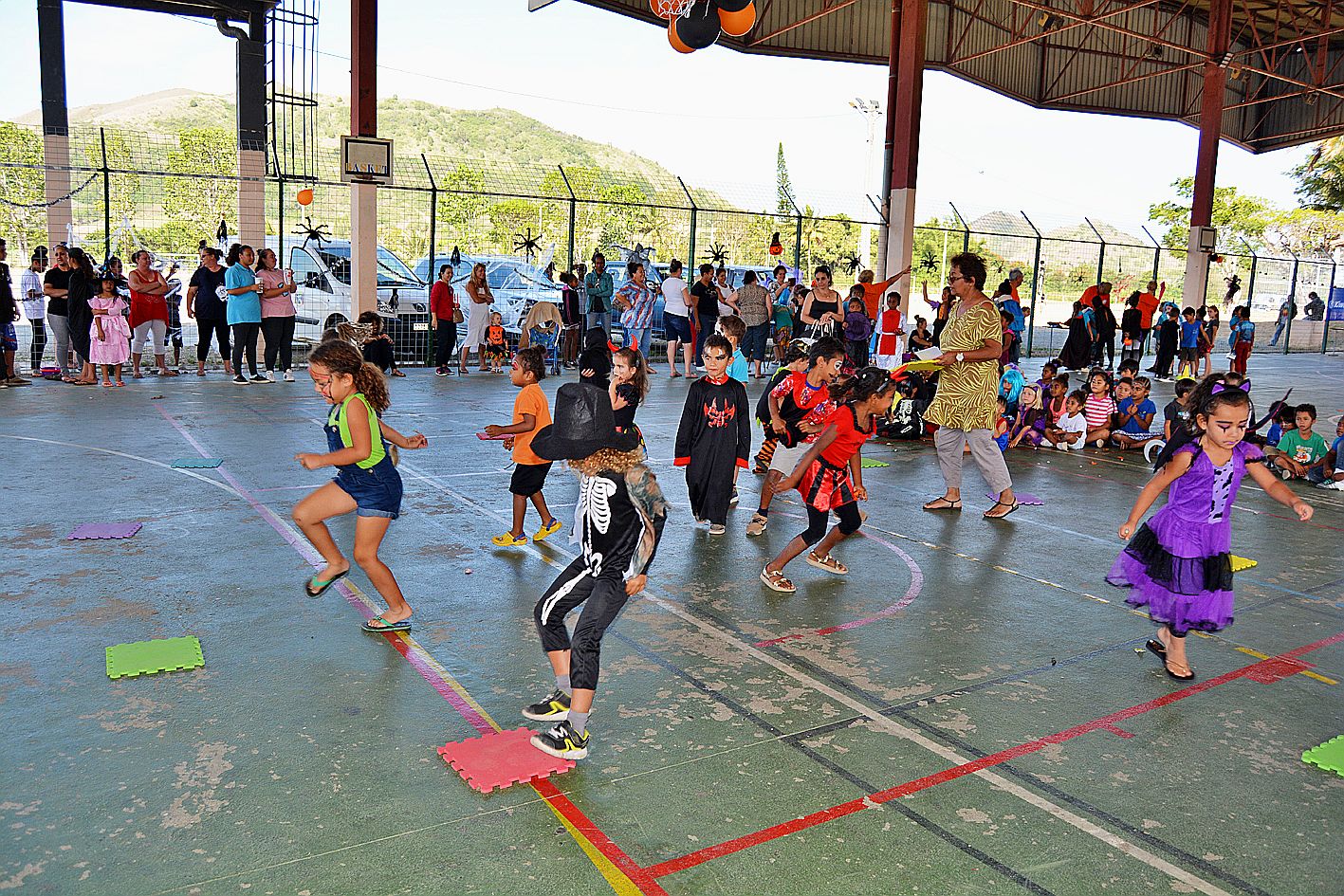 Sous la houlette de Marie Euriminda, la responsable de la bibliothèque municipale (en jaune) et l’une des chevilles ouvrières de cette fête, les plus petits ont participé au jeu de la danse.
