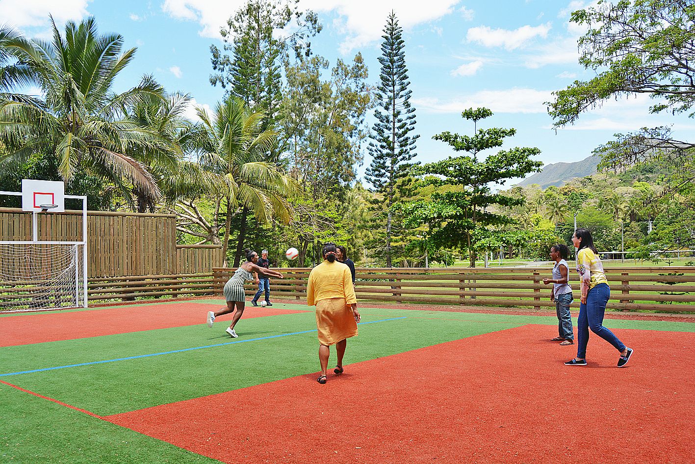 Le ruban coupé, les stagiaires et les élus ont pu tester le plateau sportif flambant neuf.