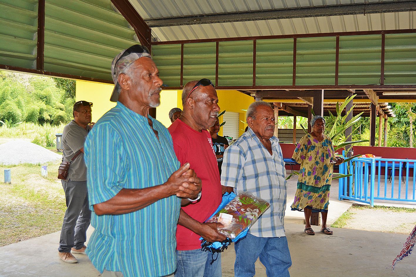Les coutumiers Grégoire Souete, Raymond et Rémy Aï (de gauche à droite) ont été fiers et heureux de réceptionner ce plateau sportif.