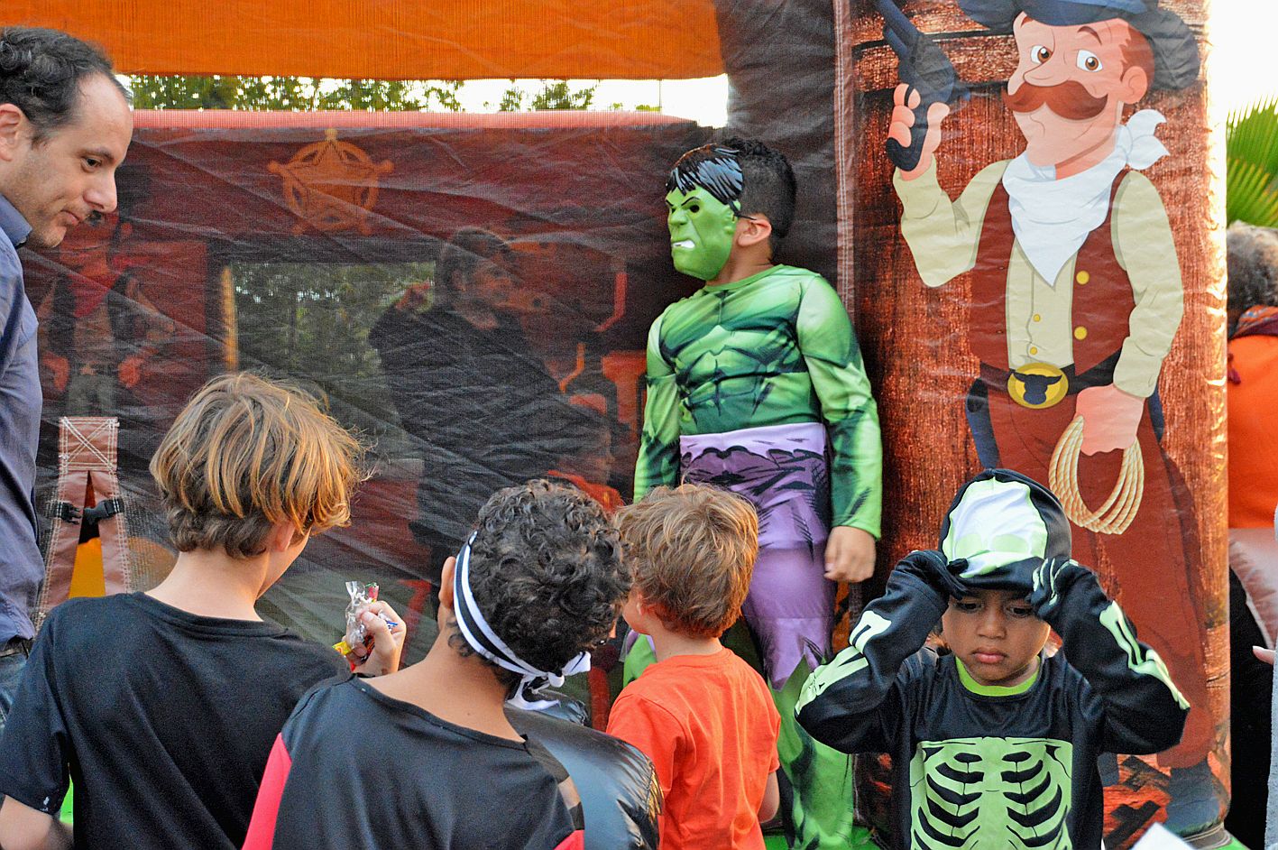 Une fois défoulés, les enfants ont également pu suivre la diffusion du film Transylvania 3, se rendre à un stand de maquillage ou de restauration et participer au concours du plus beau déguisement.