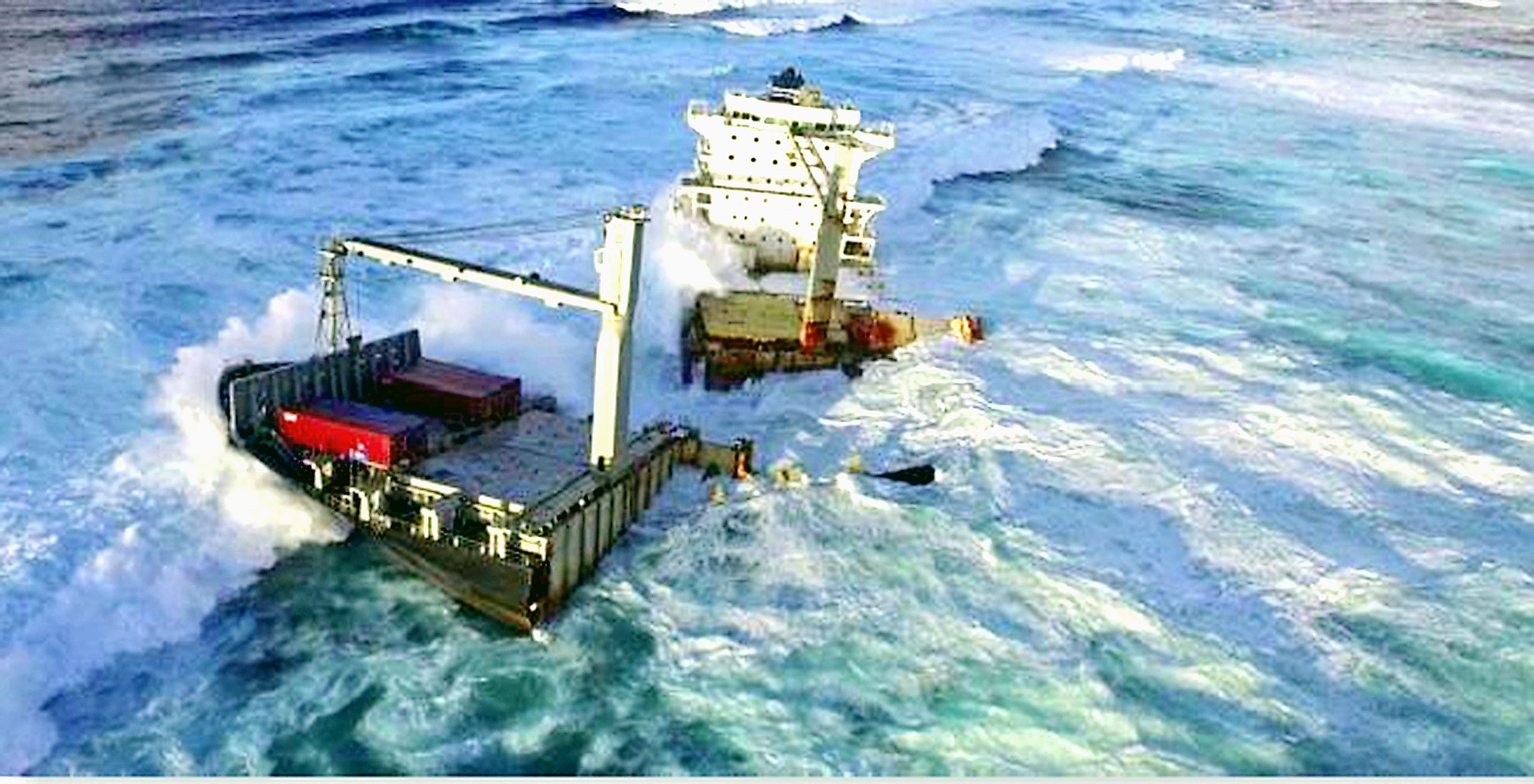 En mai 2018, le navire avait piètre allure. L’état de la mer sur le récif est caractérisé par une houle croisée et par des déferlantes.
