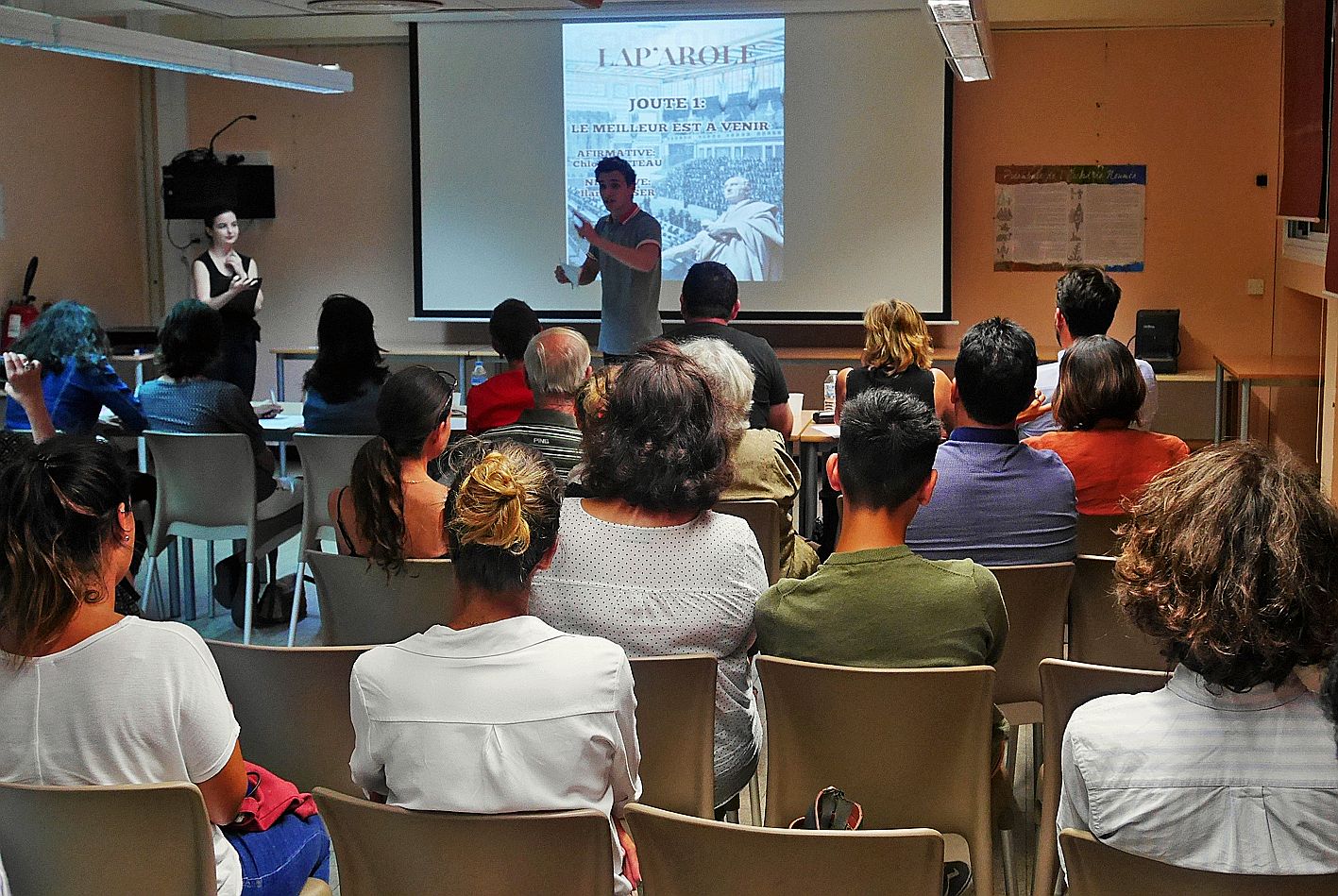 Ilan Gasser survolté pendant la joute verbale. Il s’exprime sous l’œil attentif des membres du jury.