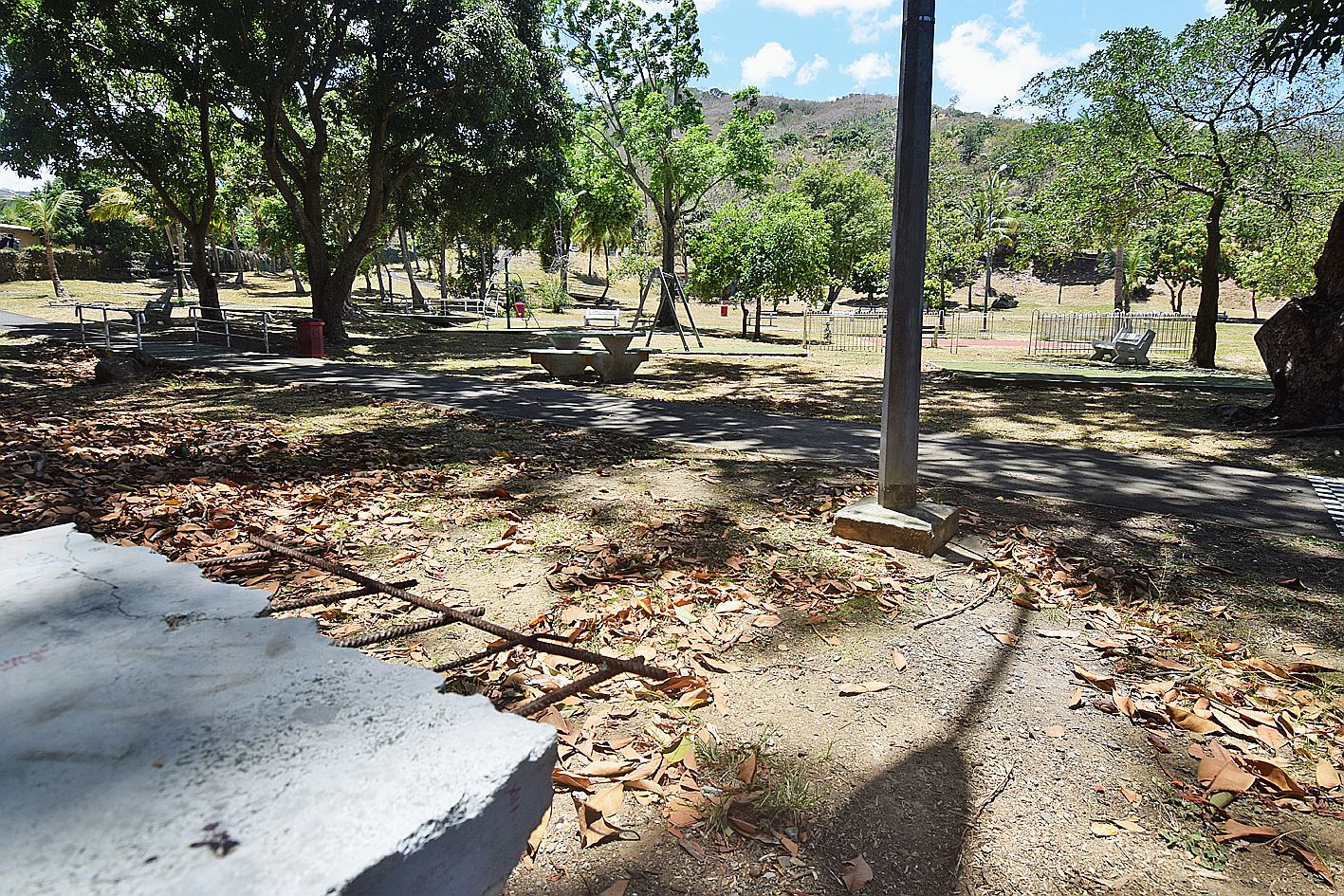 Découpées et emportées, les tables en bois ont cédé la place à  des structures en béton, elles aussi dégradées, comme le reste.