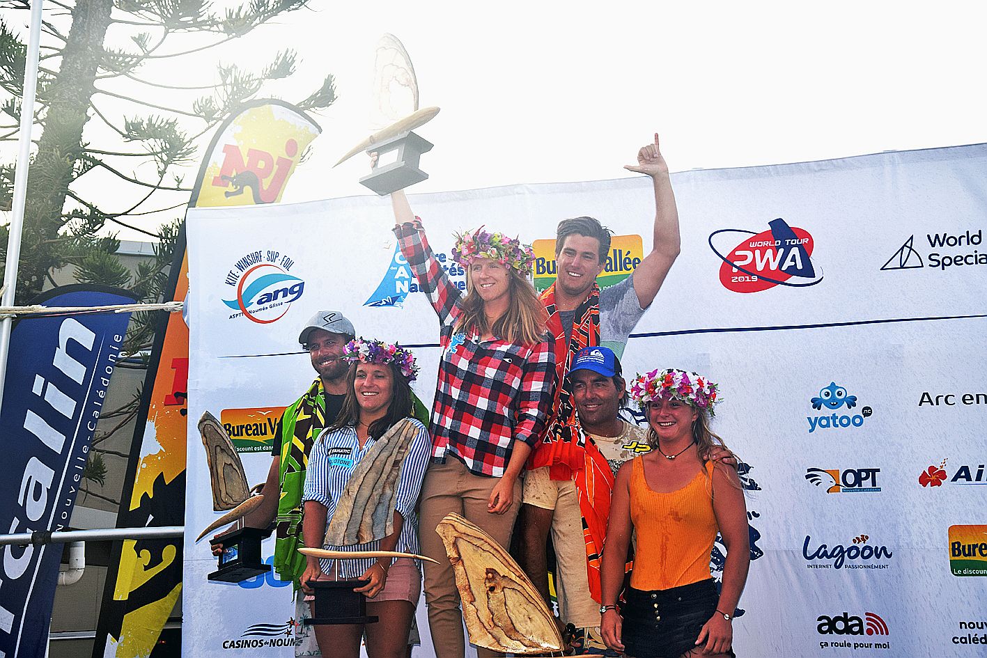 Photo de famille pour la double championne du monde Delphine Cousin-Questel, aux côtés de Pierre Mortefon et des autres médaillés.Photo W.d.L