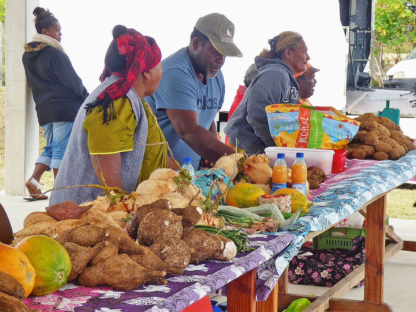 Les visiteurs ont pu faire leur marché de produits frais et naturels, se restaurer dans les nombreux stands ou participer aux randonnées pédestres sur le parcours des sites légendaires, sur les falaises de la tribu, à la grotte d’Inegoj jusqu’au lac d’eau