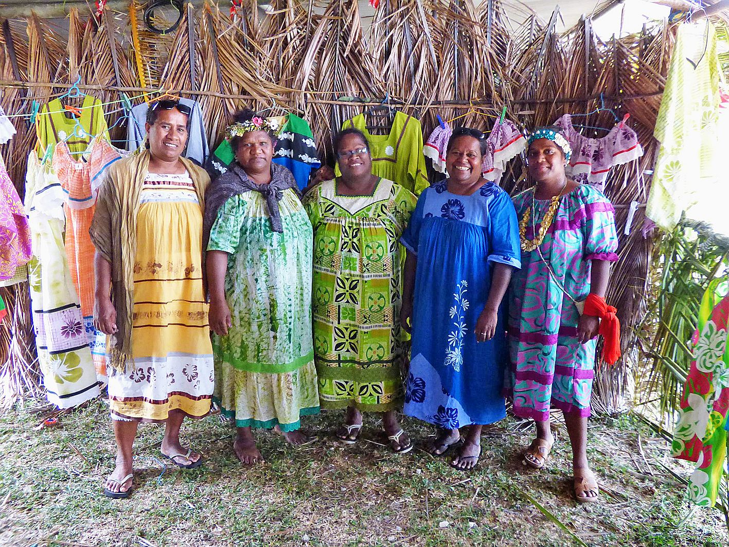 L’association Hnimiwedr Ne Xodre, composée d’une trentaine de femmes de la tribu, confectionne et tresse, depuis des générations, les nattes en pandanus destinées aux offrandes coutumières.Les couturières regroupées sous l’égide de la fédération des Coutu