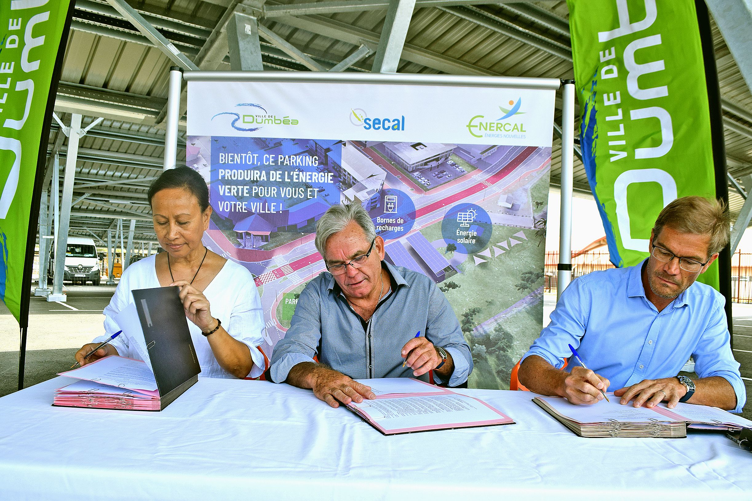 La Secal, la ville et Enercal ont signé le bail hier matin, directement sous les ombrières en cours d’installation.