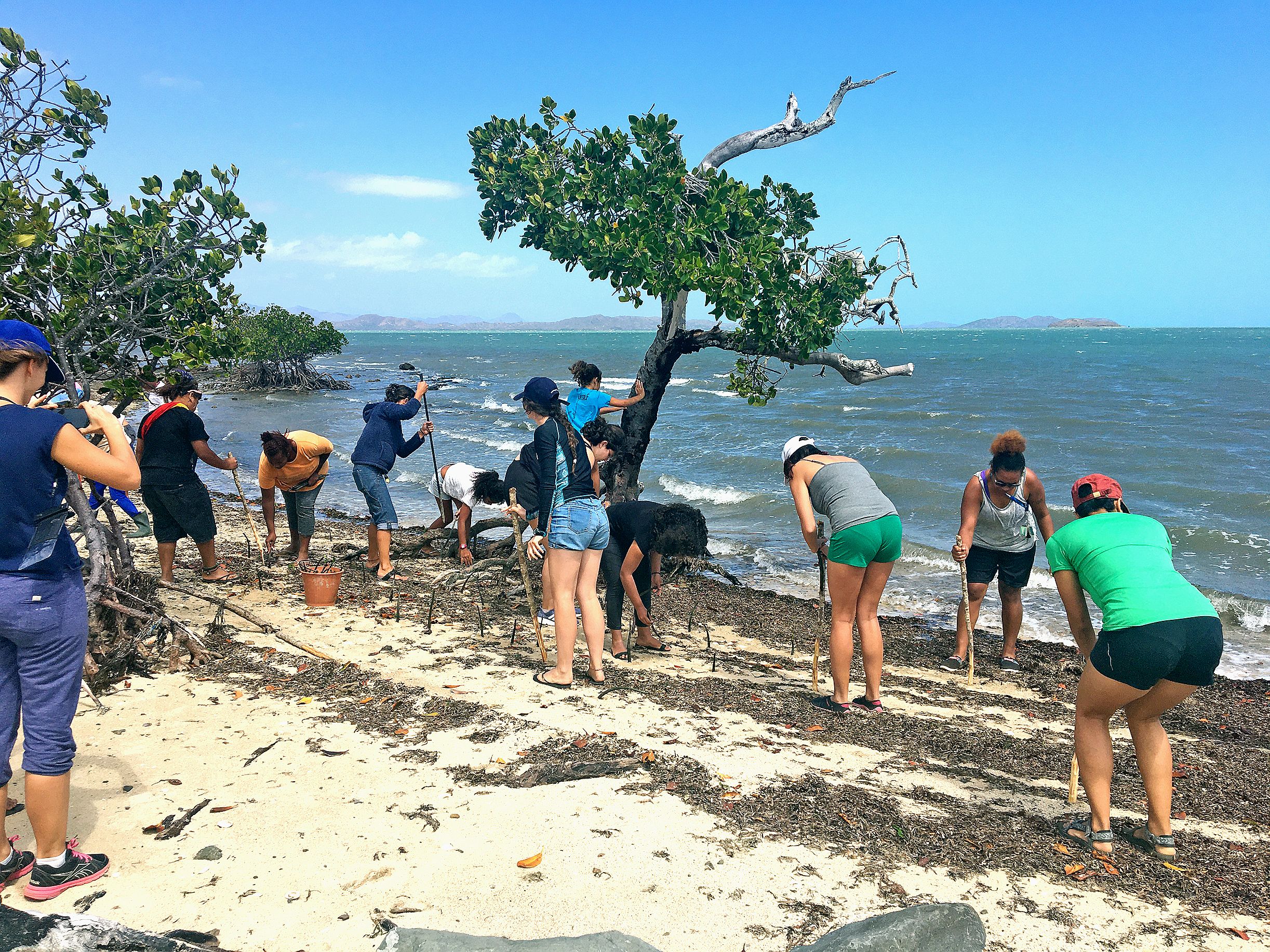Les jeunes ressortissants espagnols du programme Erasmus+ ont été également accueillis  à la tribu de Katricoin. L’occasion pour eux de découvrir l’organisation sociétale kanak mais aussi de participer à des ateliers culturels traditionnels (tressage, con