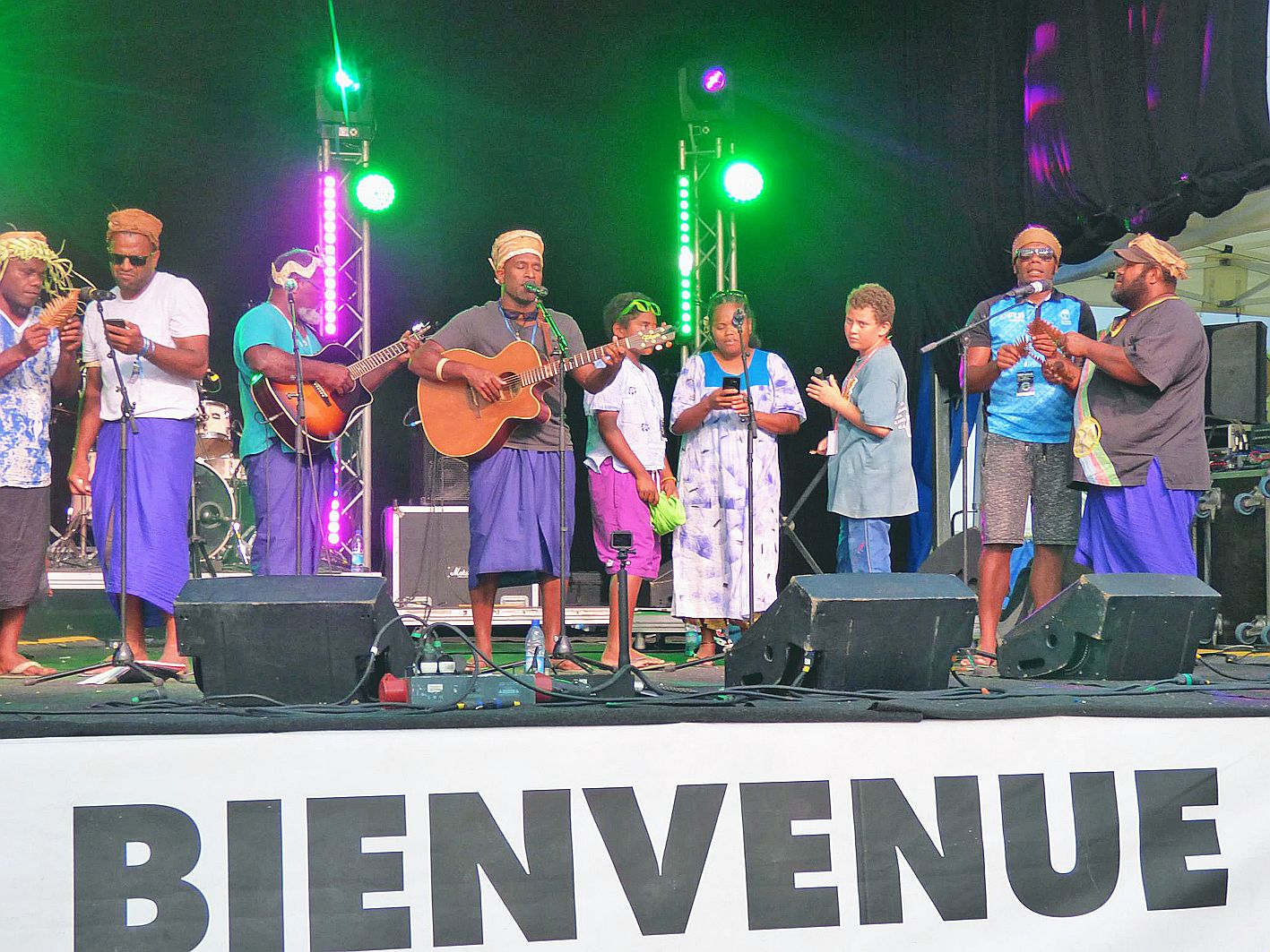 Le groupe de l’île, Skabias, composé essentiellement d’anciens musiciens d’Edou et de la chorale regroupant des habitants des îles et de la Grande Terre a été très apprécié du public.