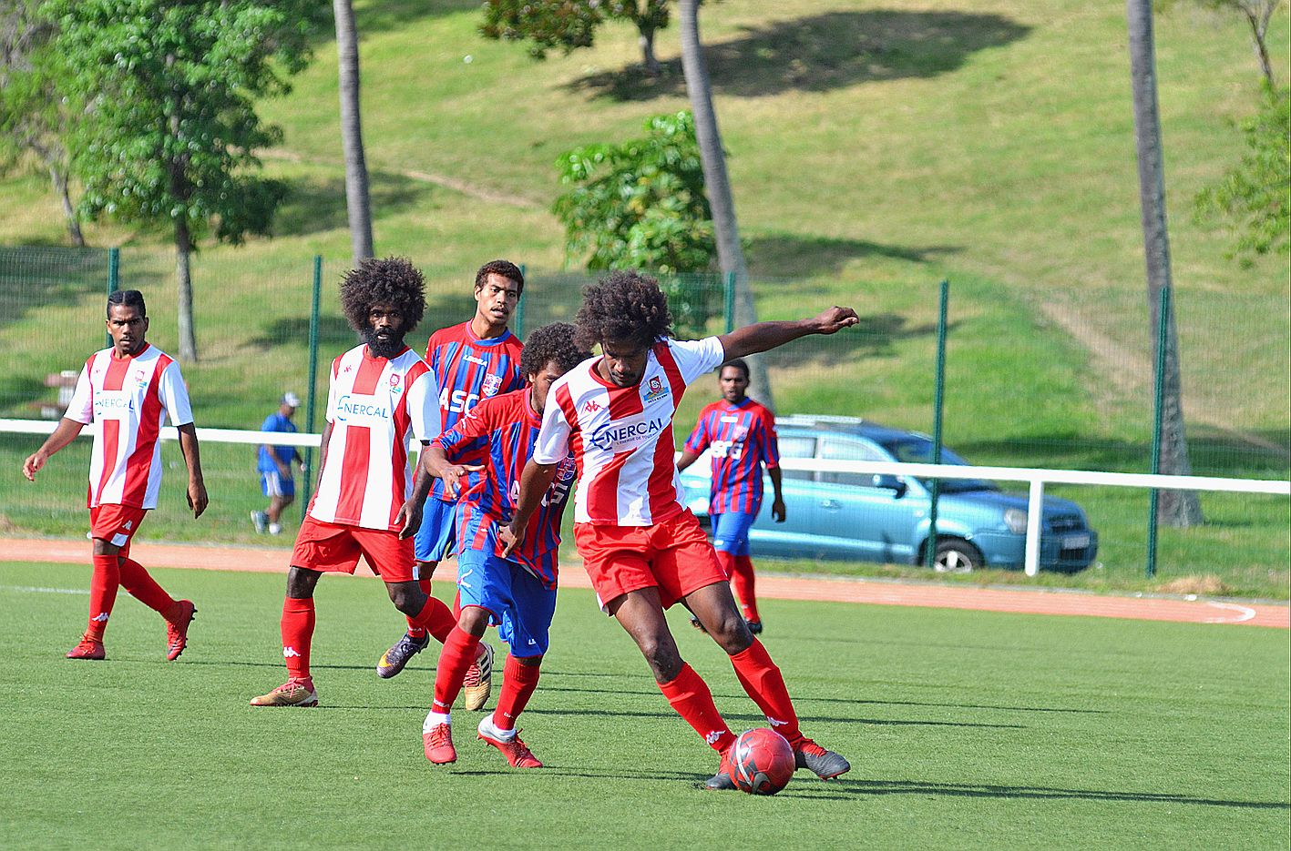 Reconnue officiellement championne de PH Sud, l\'AS Kunié (en rouge et blanc) affrontera samedi au stade de Boulari l\'AS Qanono championne des Îles dans le deuxième match de barrage d\'accession. Photo Pierre Guillot