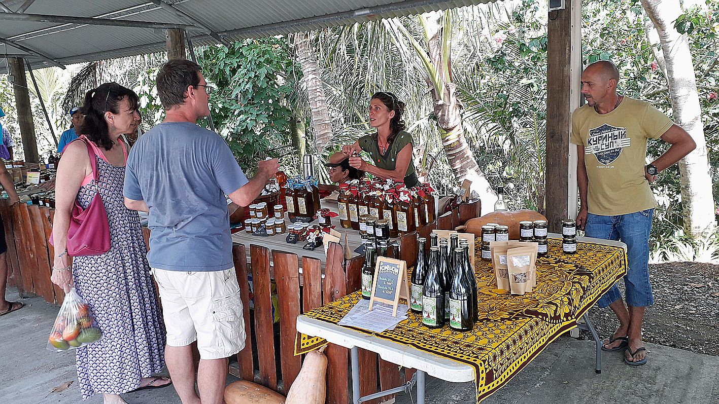 Elodie, de Moindou, a proposé ses kombucha (une boisson acidulée obtenue grâce à une culture symbiotique de bactéries et de levures dans un milieu sucré), ainsi que des sirops de citronnelle, de curcuma ou encore  de gingembre.