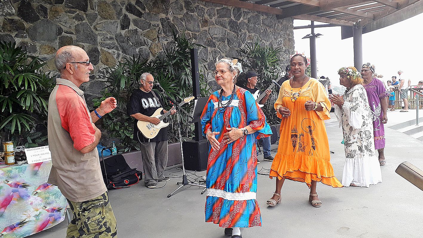 Le groupe Dad a animé la matinée et certains n’ont pas résisté à l’appel de la danse.