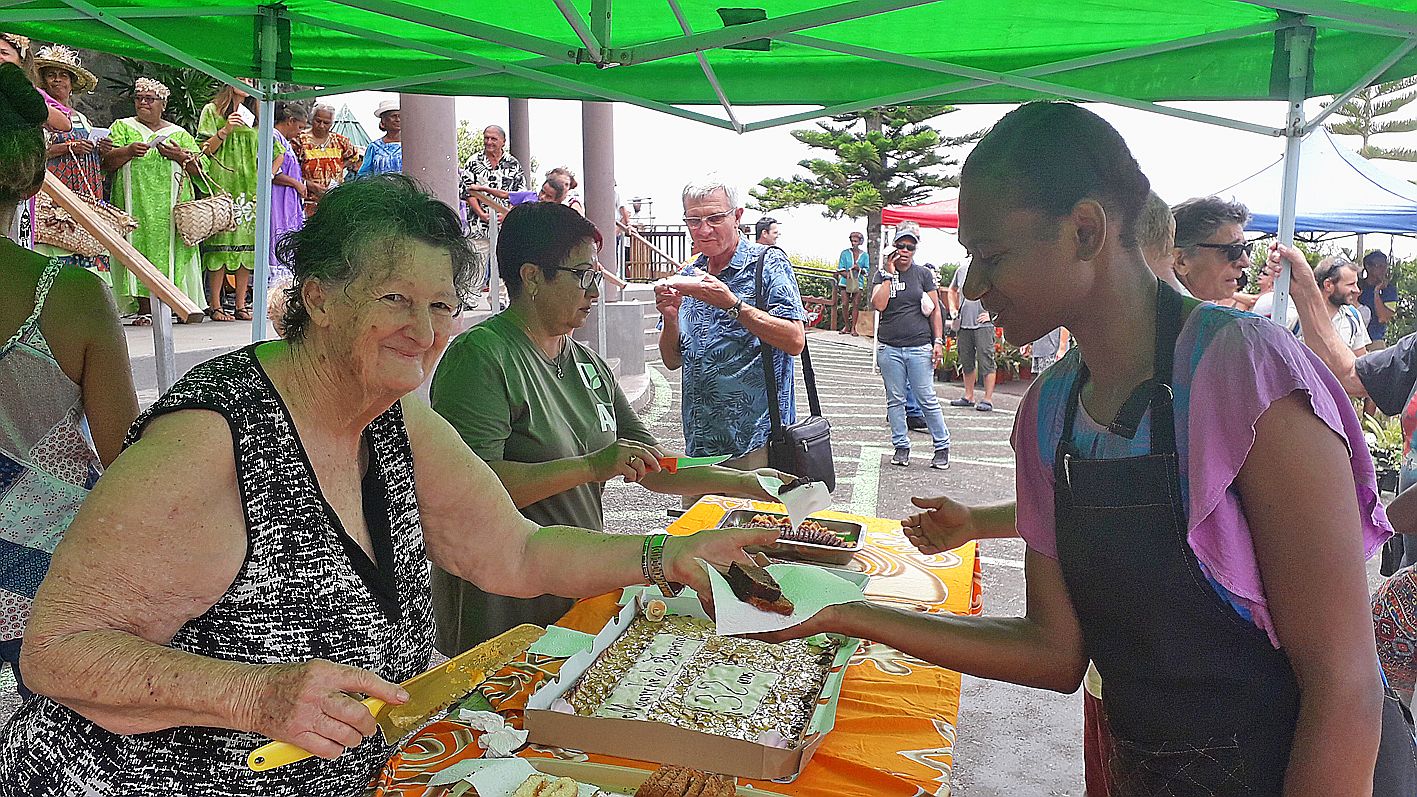 Le gâteau d’anniversaire a été partagé avec tous les convives. Pour leur plus grand plaisir.