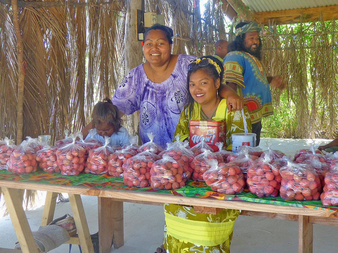La maison commune de la tribu a accueilli les visiteurs venus célébrer cette journée et faire le plein de letchis, vendus en filet d’un kilo au prix de 1 000 francs, soit le double de l’année précédente.