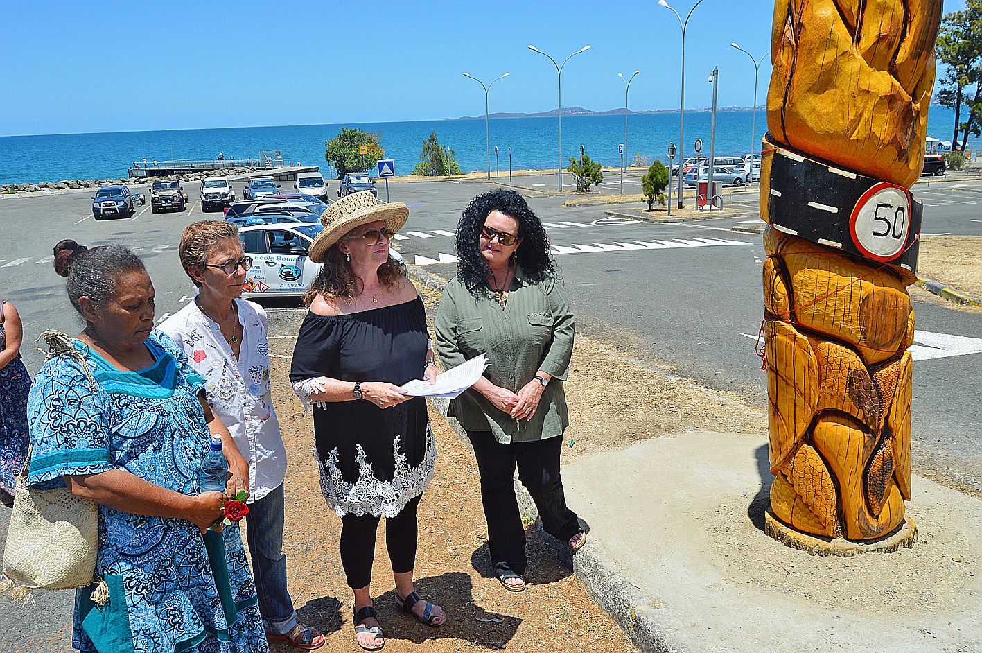 Véronique Offlaville et Isabelle Terrier (à droite) sont à l’origine du thème de la sécurité routière attribué à la sculpture.