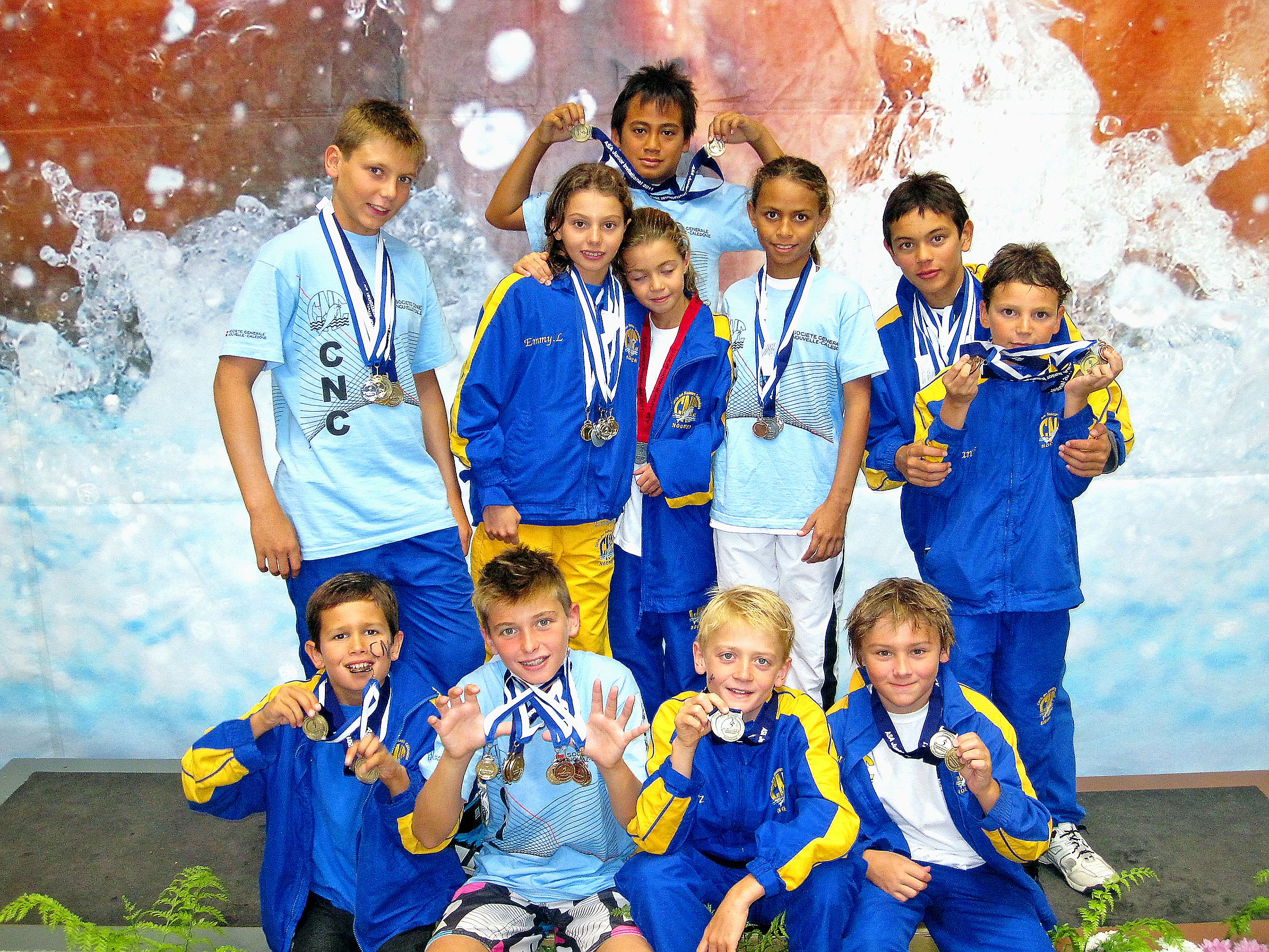Deuxième en bas, en partant de la gauche, Maxime Grousset pose avec ses premières médailles remportées en Nouvelle-Zélande. Debout, troisième en partant de la droite, Anaïs Toven, l’actuelle miss Nouvelle-Calédonie. 