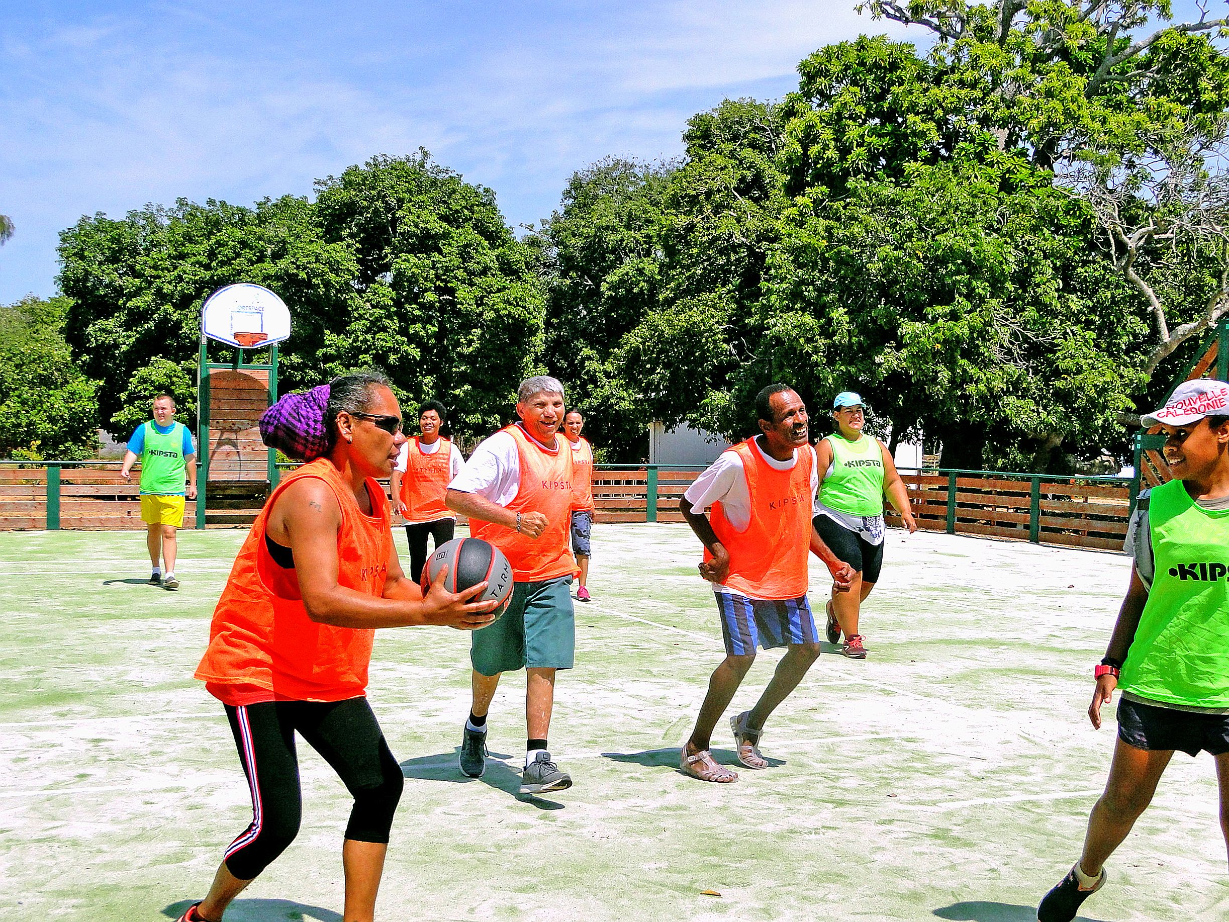 La matinée a été dédiée à des activités adaptées à chacun : pétanque, tressage, volley, basket, canoë…