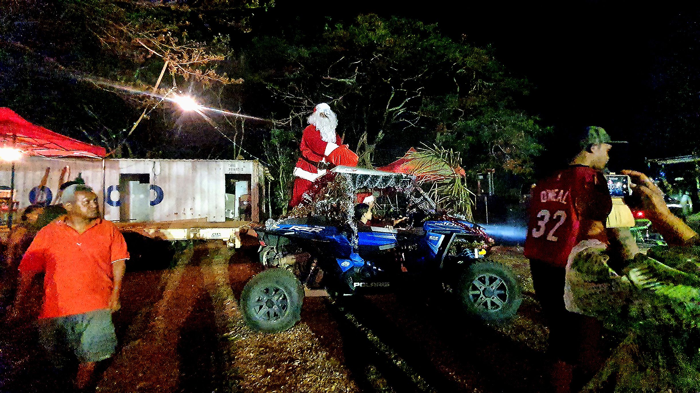 A 19 h 30, après le discours du pasteur, le père Noël est arrivé  en buggy, distribuant bonbons et sucreries.