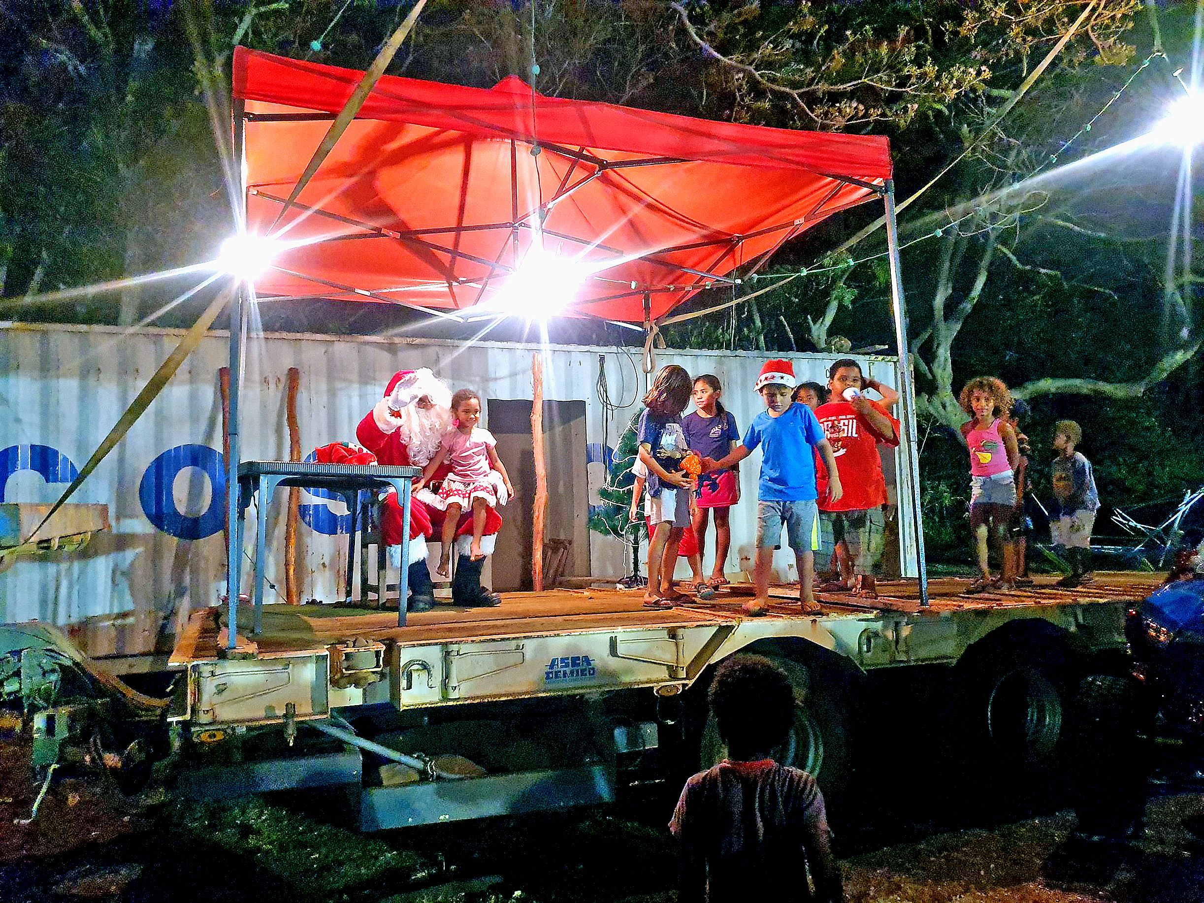 Avant de faire quelques photos avec son jeune public, le père Noël  a fait une coutume. Il a ensuite laissé place au défilé de robes de fête.