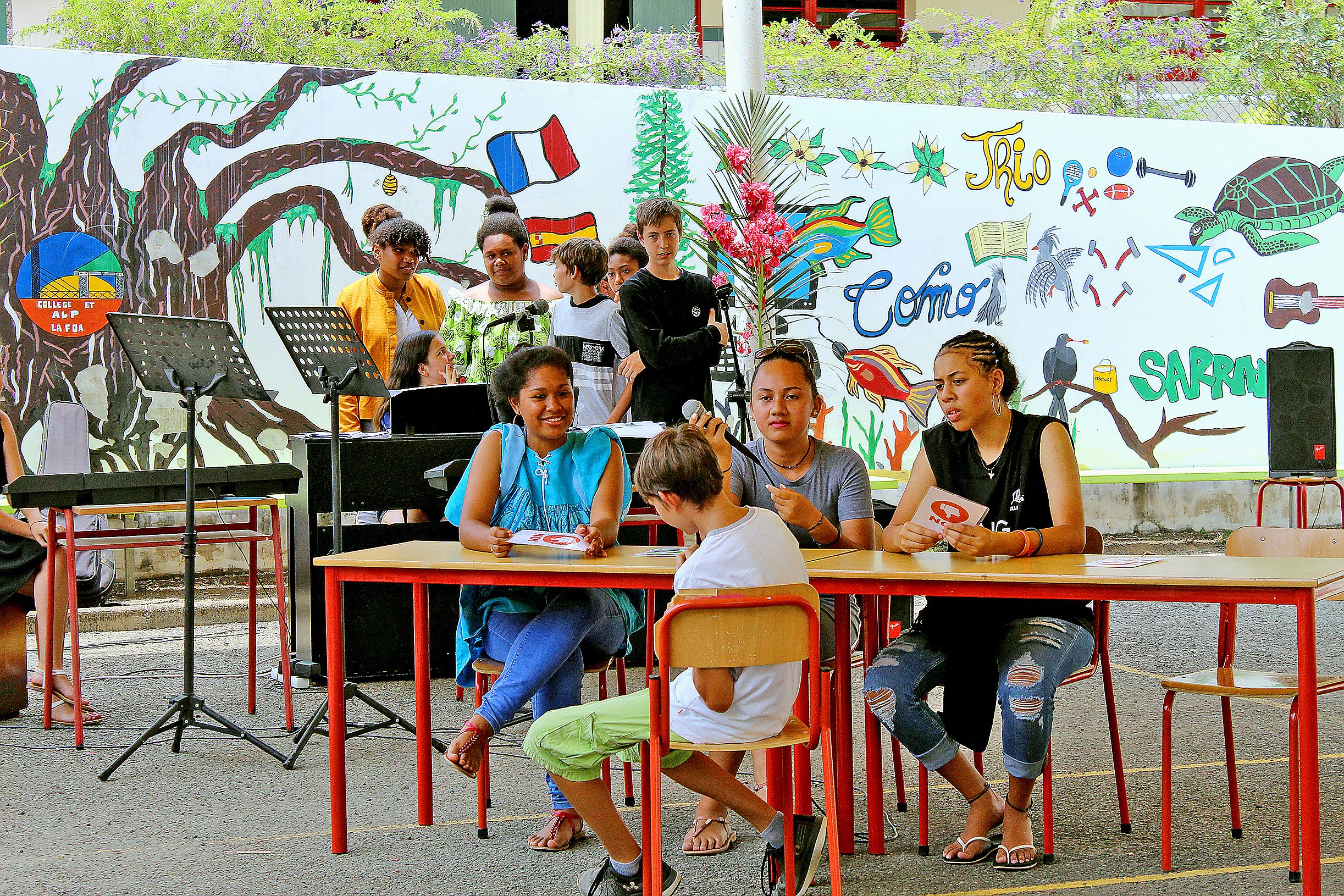 Des prestations musicales et des danses, ainsi que des sketches, ont été préparés et proposés par des élèves.