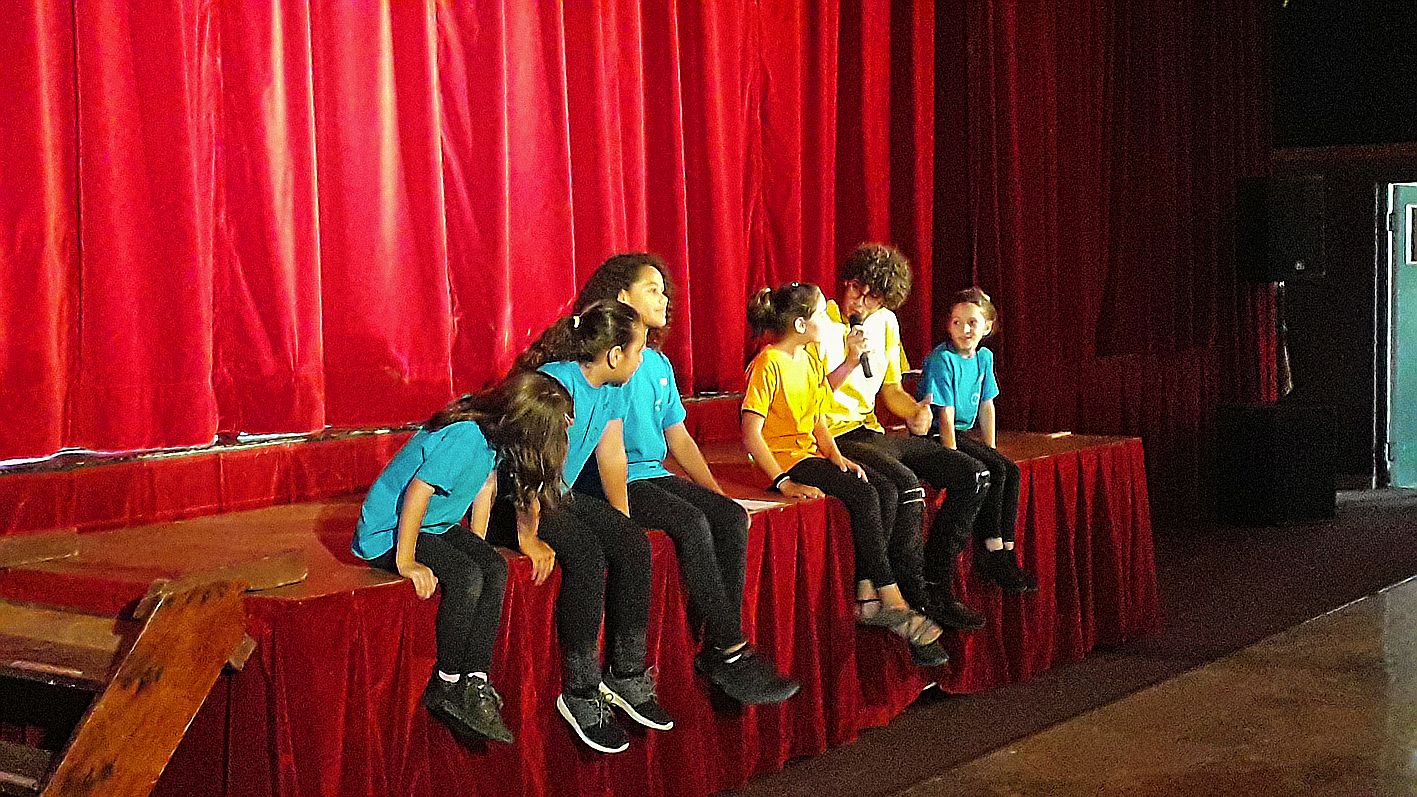 Clément a animé le spectacle en introduisant les morceaux ou en interviewant les membres d’un groupe.