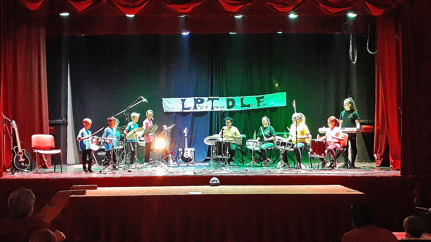 La formation de percussions a proposé un morceau que les batteurs ont eux-mêmes créé et nommé Miam-miam.