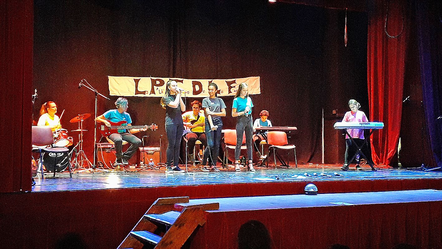 Accompagnées d’une percussion, d’une guitare et de claviers, de jeunes chanteuses ont interprété une reprise de Victime de la mode de MC Solaar.