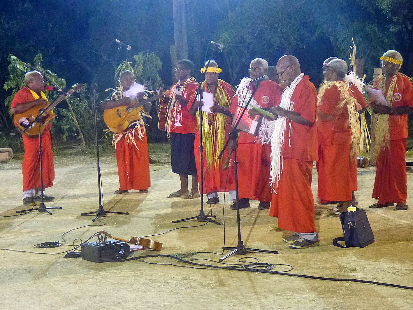 La chorale de Kumo Nene Wetr a été la première à entrer en scène. Elle se compose d’anciens, dont les âges varient de 65 à 80 ans.