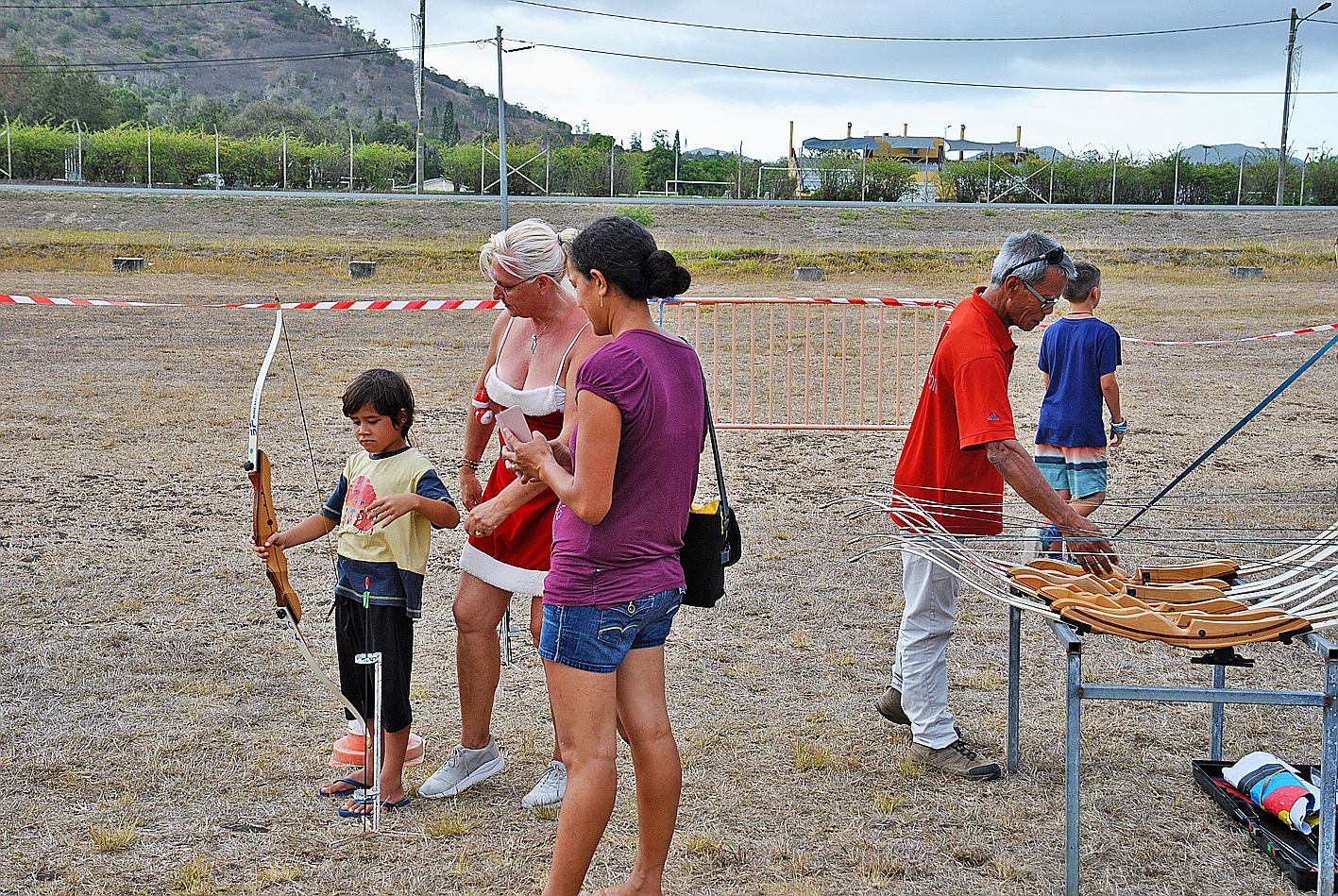 Autre initiation : les sessions de tir à l’arc du club des archers de Païta, dont le terrain est tout proche, ont aussi eu des adeptes.
