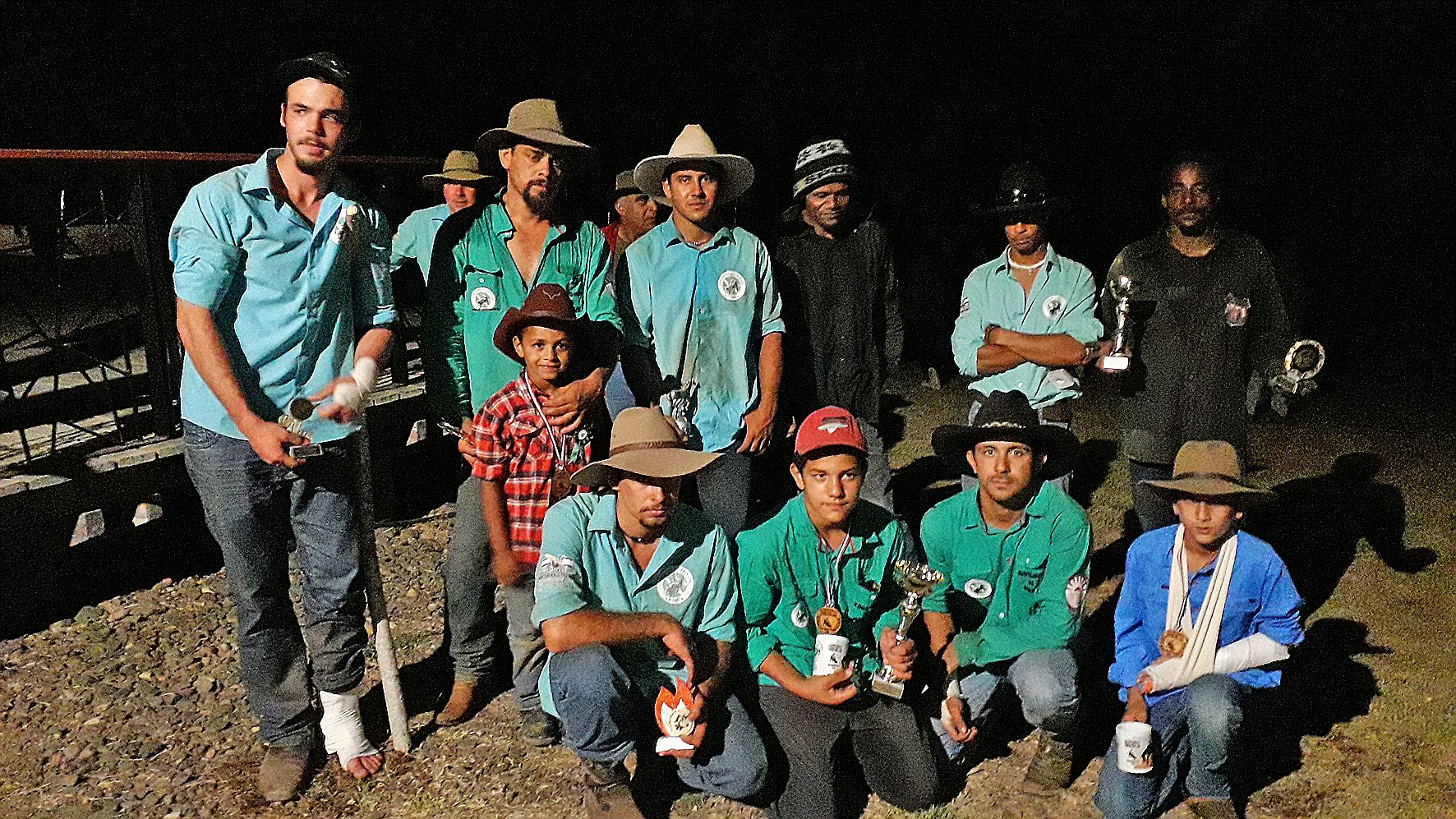 Les vainqueurs du jour et du championnat ont été récompensés une fois la nuit tombée. Parmi eux, Serge Paillandi, juge, a reçu un trophée pour la fête de l’élevage à l’ancienne de la part de José Leroi. Claude Wema du club de Houaïlou a remporté un prix d