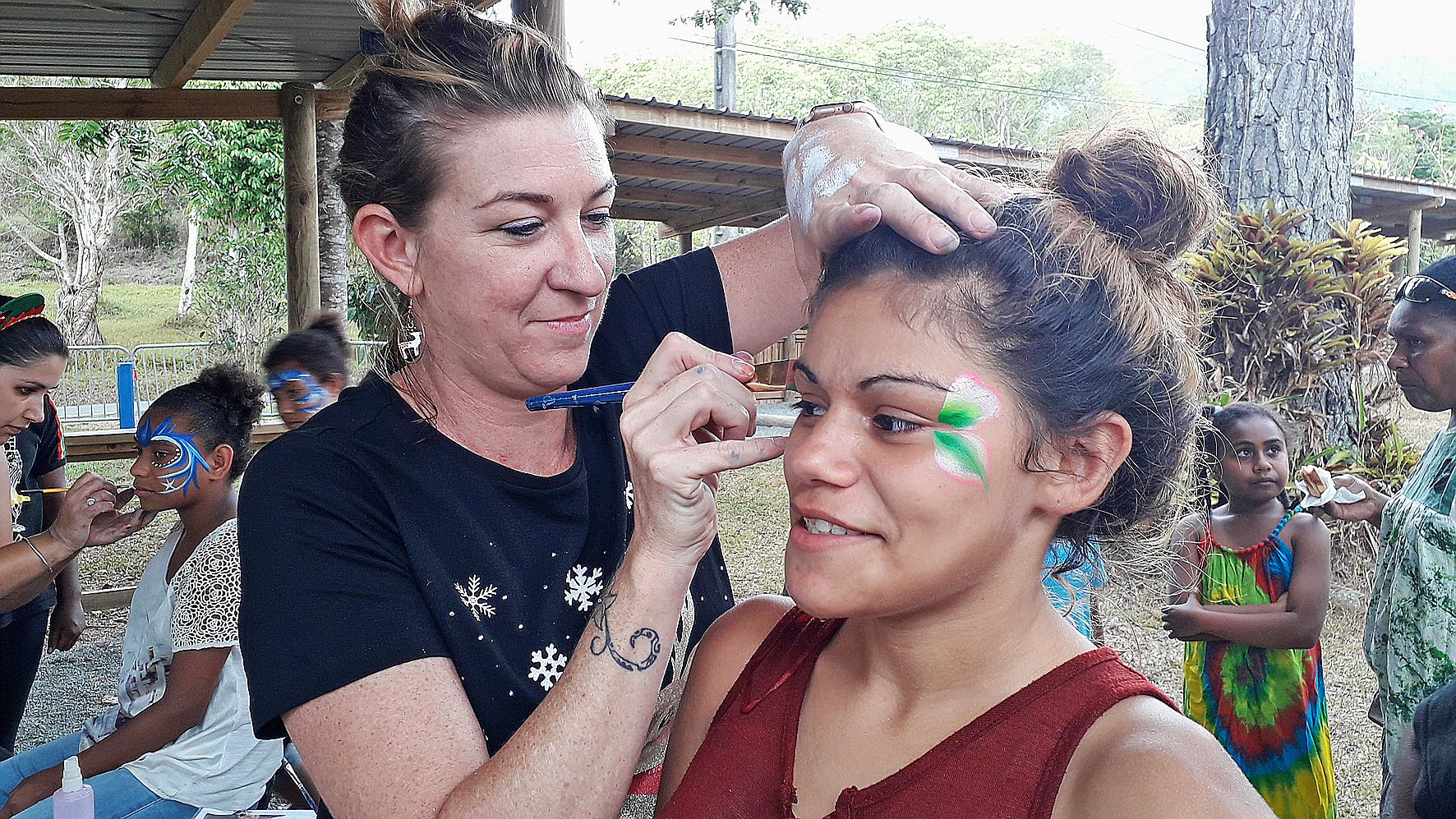 Durant deux heures, le maquillage a eu beaucoup de succès même auprès des grands. Des jeux gonflables avaient été installés pour les enfants.
