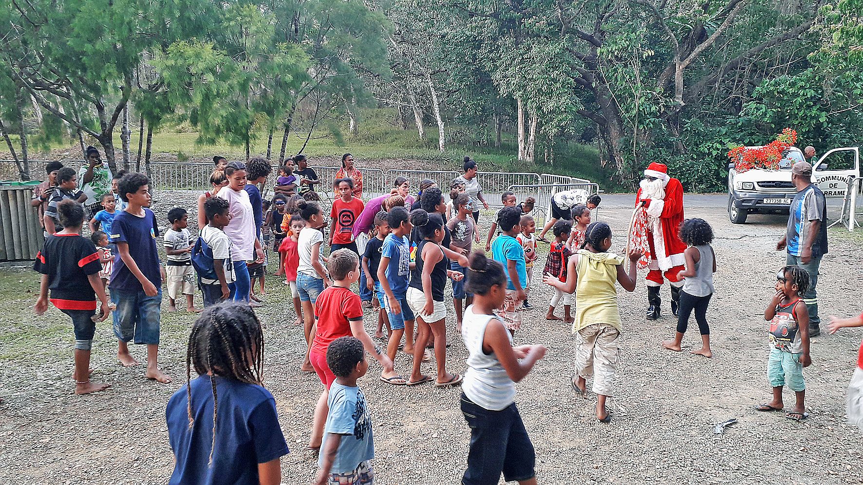 A son arrivée, le père Noël a été vivement accueilli par les plus jeunes. Il en a profité pour distribuer des bonbons.