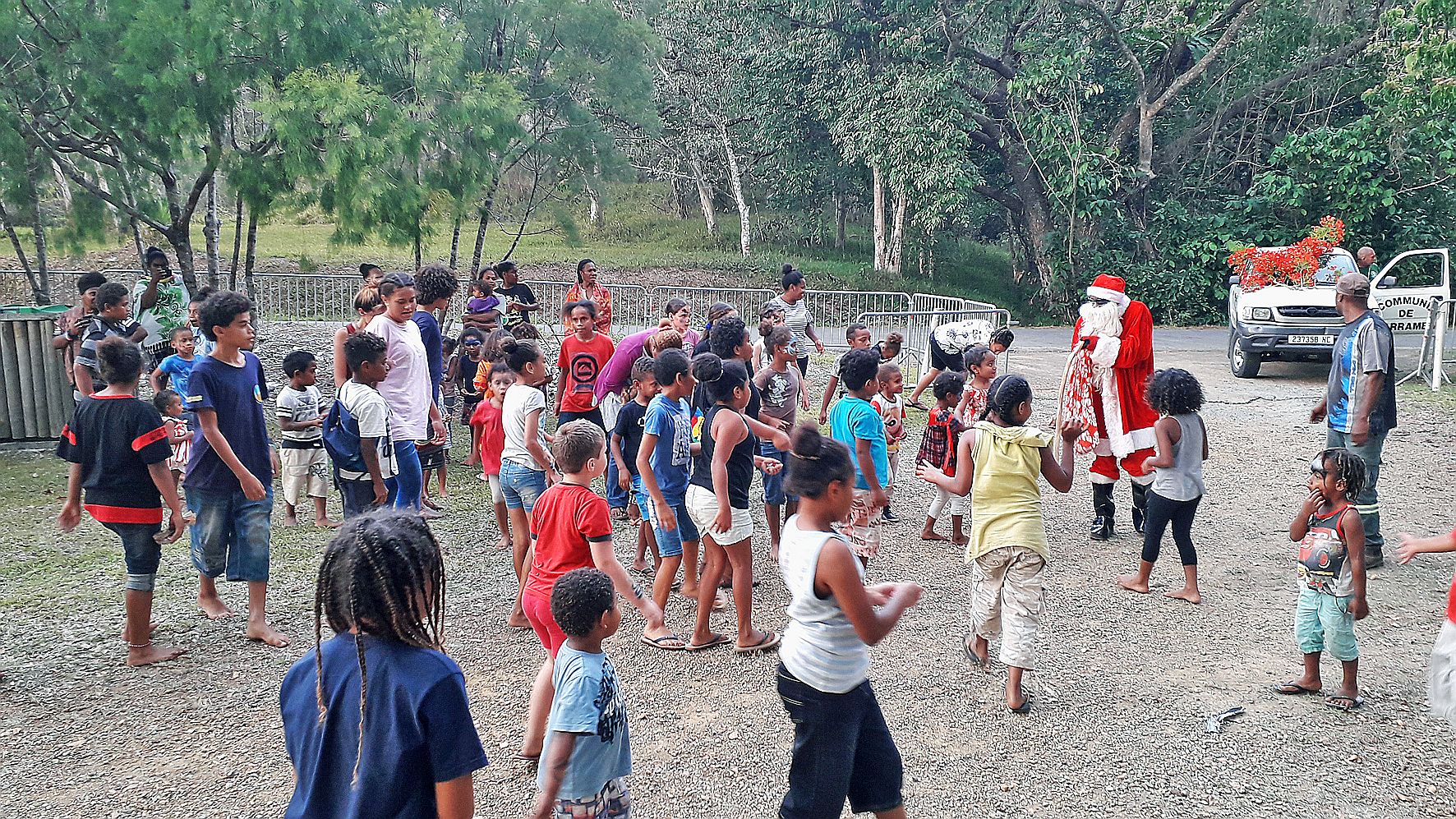 A son arrivée, le père Noël a été vivement accueilli par les plus jeunes. Il en a profité pour distribuer des bonbons.