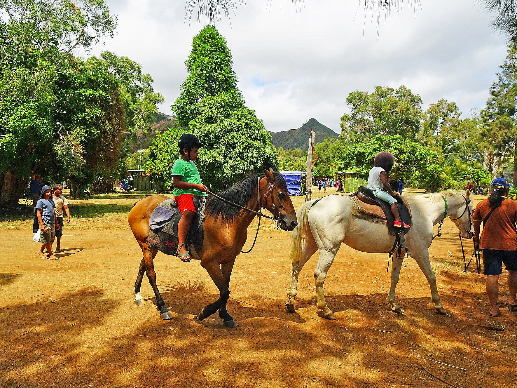 Venu de Houaïlou avec ses chevaux, Abel Euribéari a enchanté les enfants du coin en les emmenant en balade.