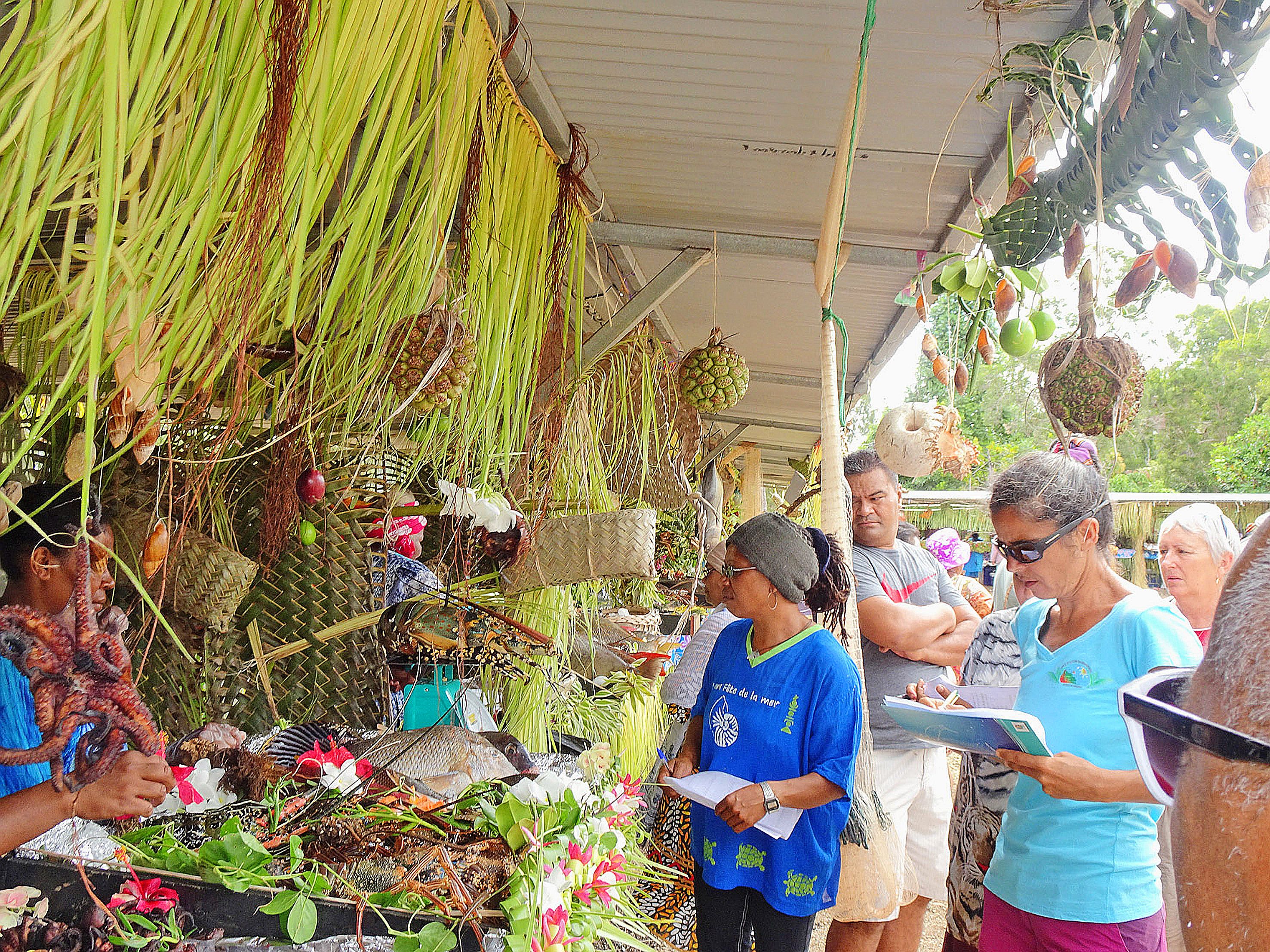 Le jury a fait le tour des stands avant qu’ils ne soient pris d’assaut. Ismaël Nekaré a remporté celui du plus beau stand de fruits de mer.
