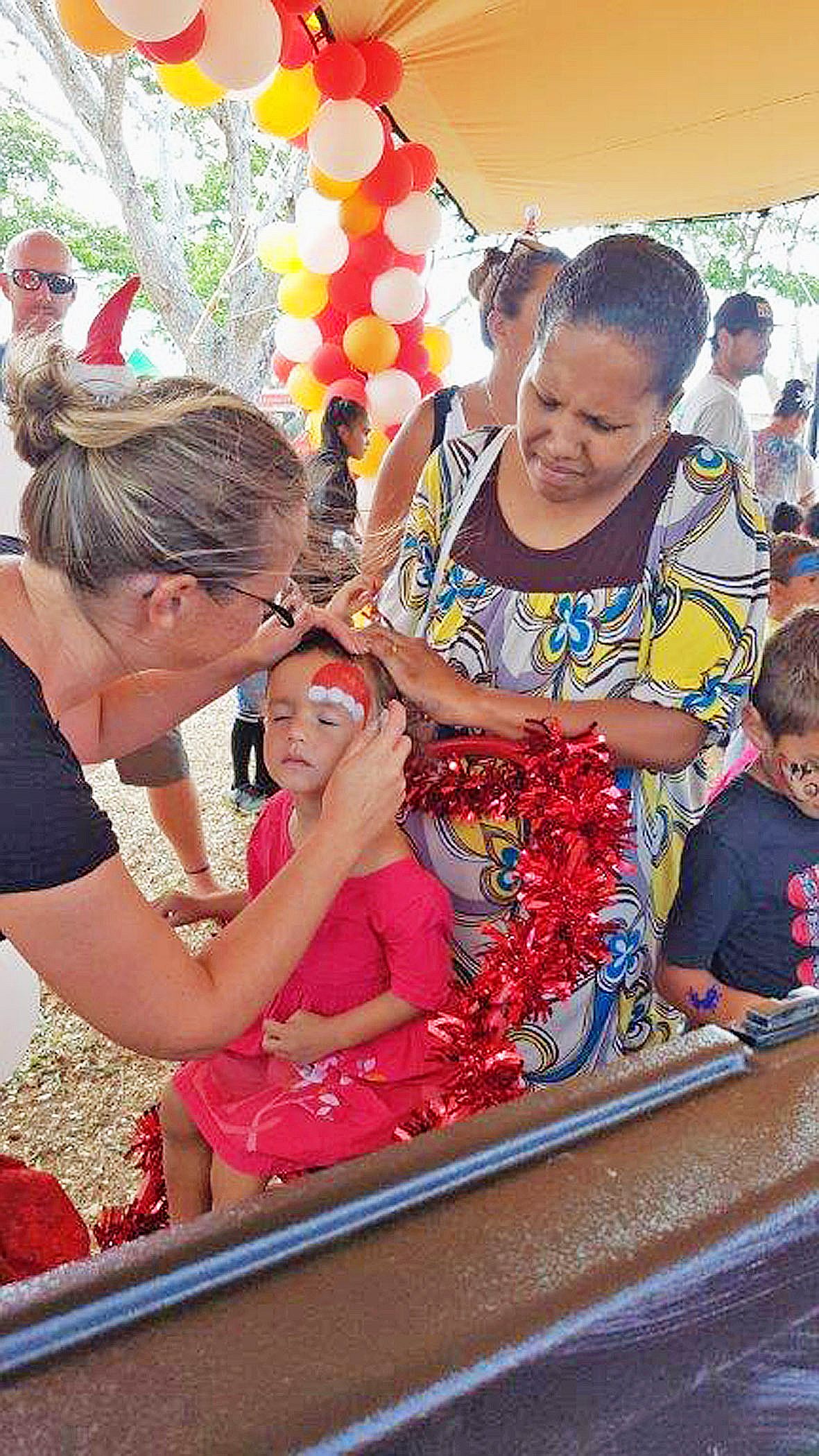 Maquillages et tatouages avaient pris place sous l’énorme chapiteau, permettant aussi d’abriter du soleil les nombreux visiteurs. Des stands d’artisanat local, éparpillés autour du chapiteau, ont permis aux retardataires d’acheter les derniers cadeaux pou