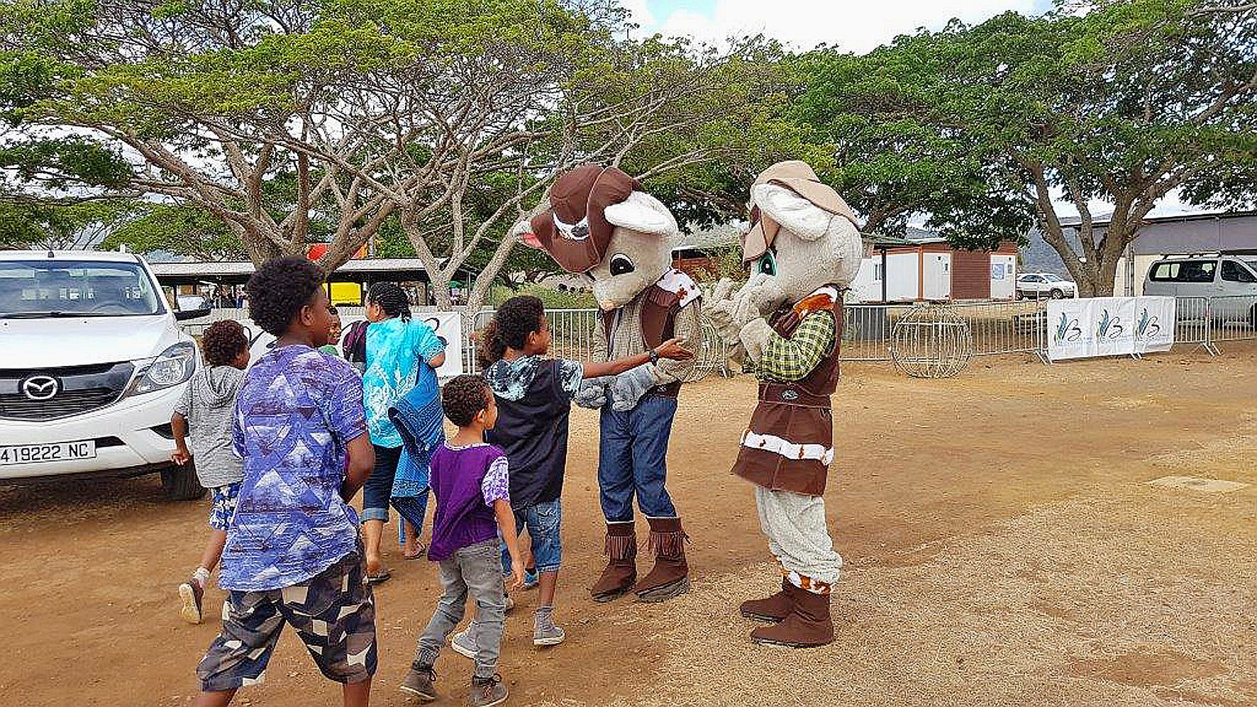 Une sentinelle de mascottes a dirigé les visiteurs depuis la RT1 vers un sentier feuillu qui menait au site, annoncé par une arche de ballons. De nombreux manèges et animations gratuits ont été organisés pour divertir les enfants.