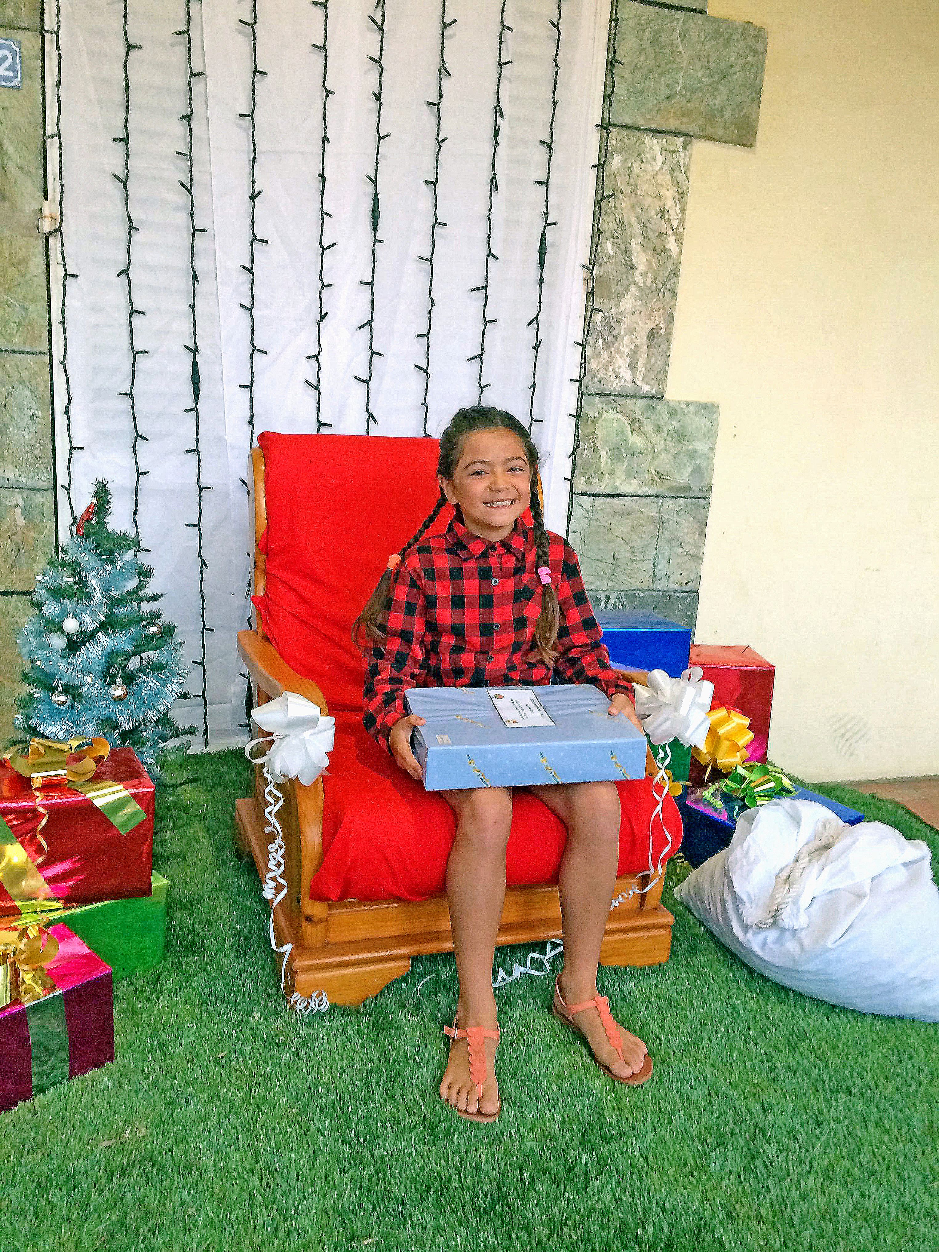 Plusieurs concours ont eu lieu pour ces fêtes à Pouembout : la maison la plus illuminée, la plus belle lettre et le plus beau dessin au père Noël. La gagnante, dans la catégorie 8 ans, pour le concours de la plus belle lettre est Hannah Marlier. Les gagna