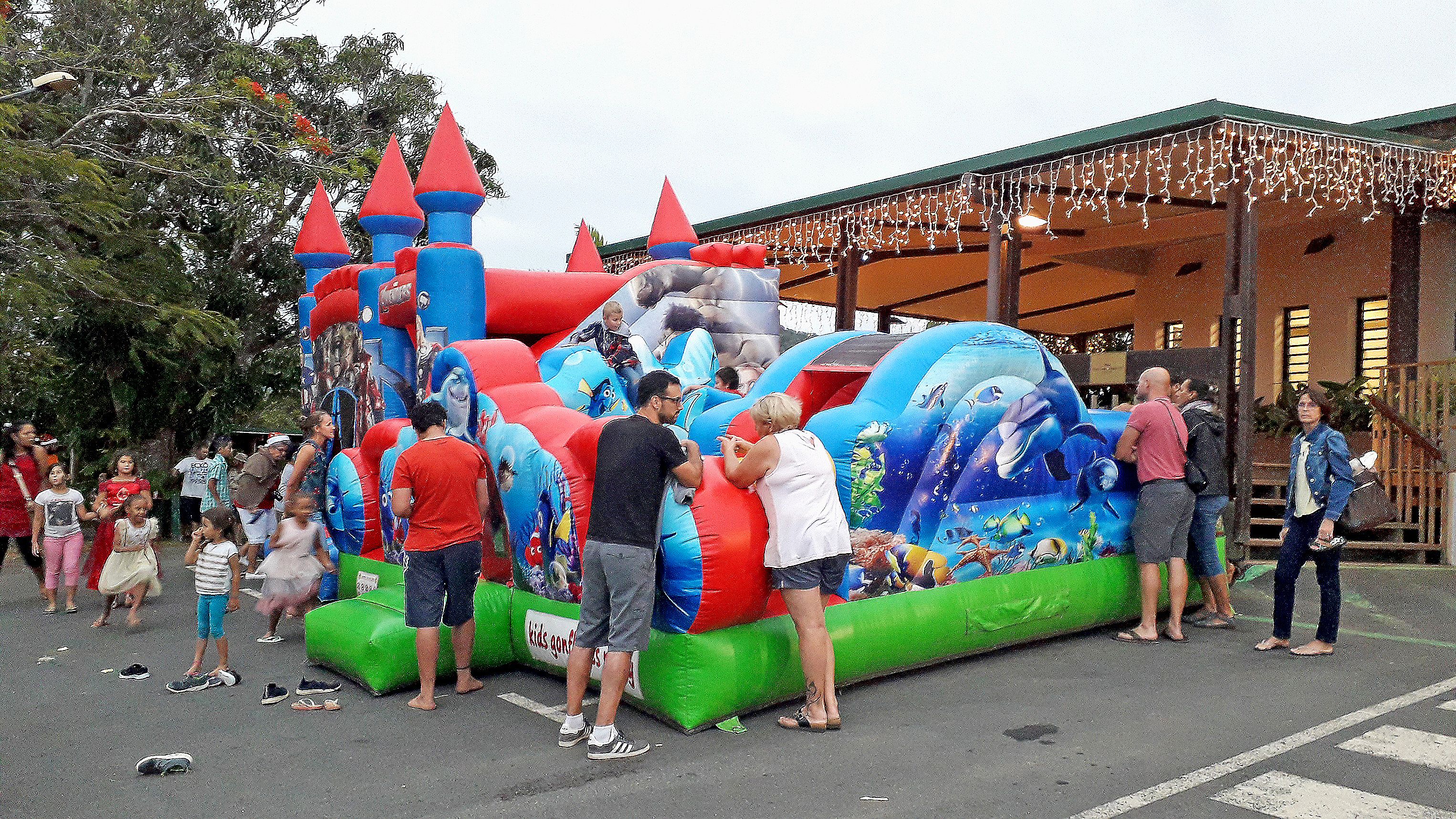En plus des jeux gonflables et du maquillage, un goûter a été proposé aux convives.