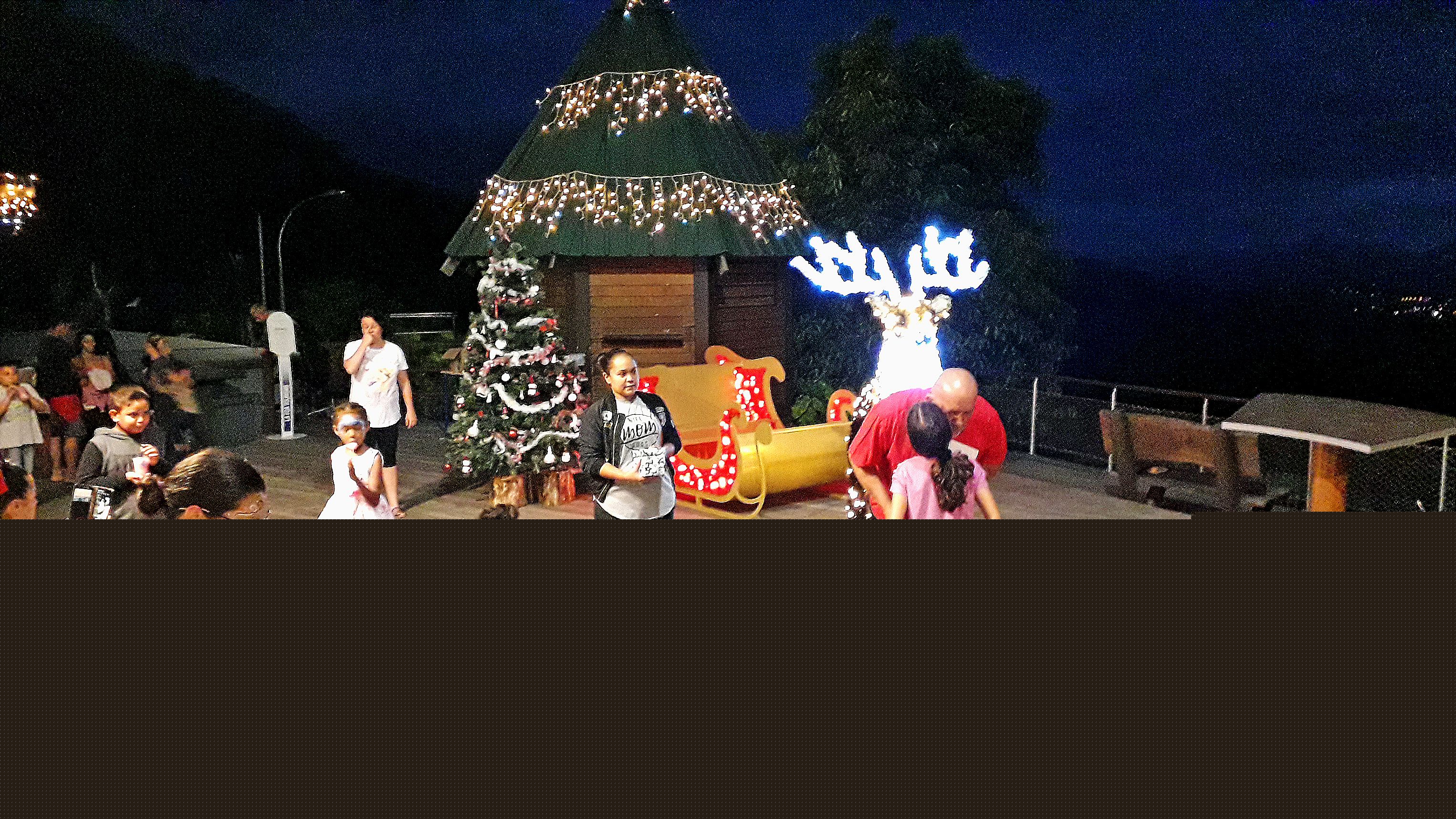 A partir de 19 heures, les élèves passant en 6e ont reçu  un dictionnaire français-anglais et les enfants ayant participé au concours de dessins et de lettres ont également reçu un présent. Les dessins de la vingtaine d’artistes en herbe étaient exposés s