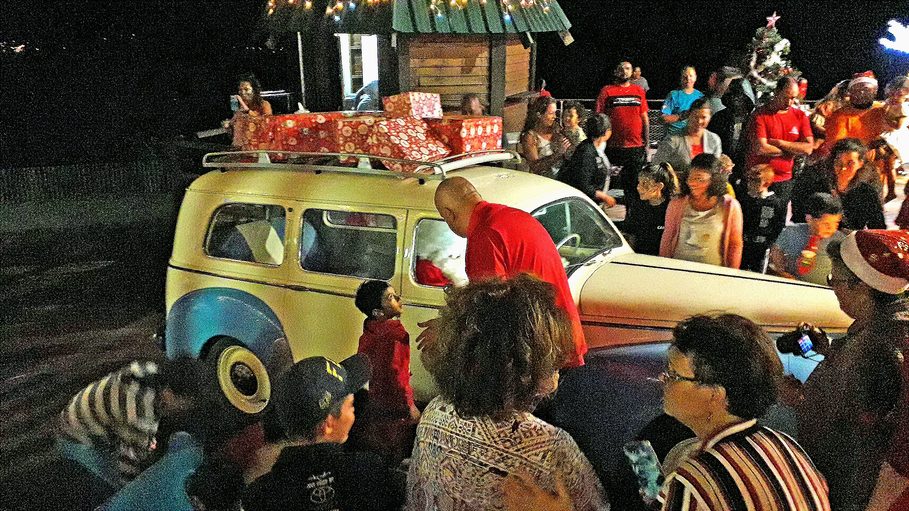 A 19 h 30, le père Noël a fait son apparition dans une voiture de collection, une Peugeot 203 familiale de 1953, accompagné de trois acolytes : un cochon, un lapin et un cerf.