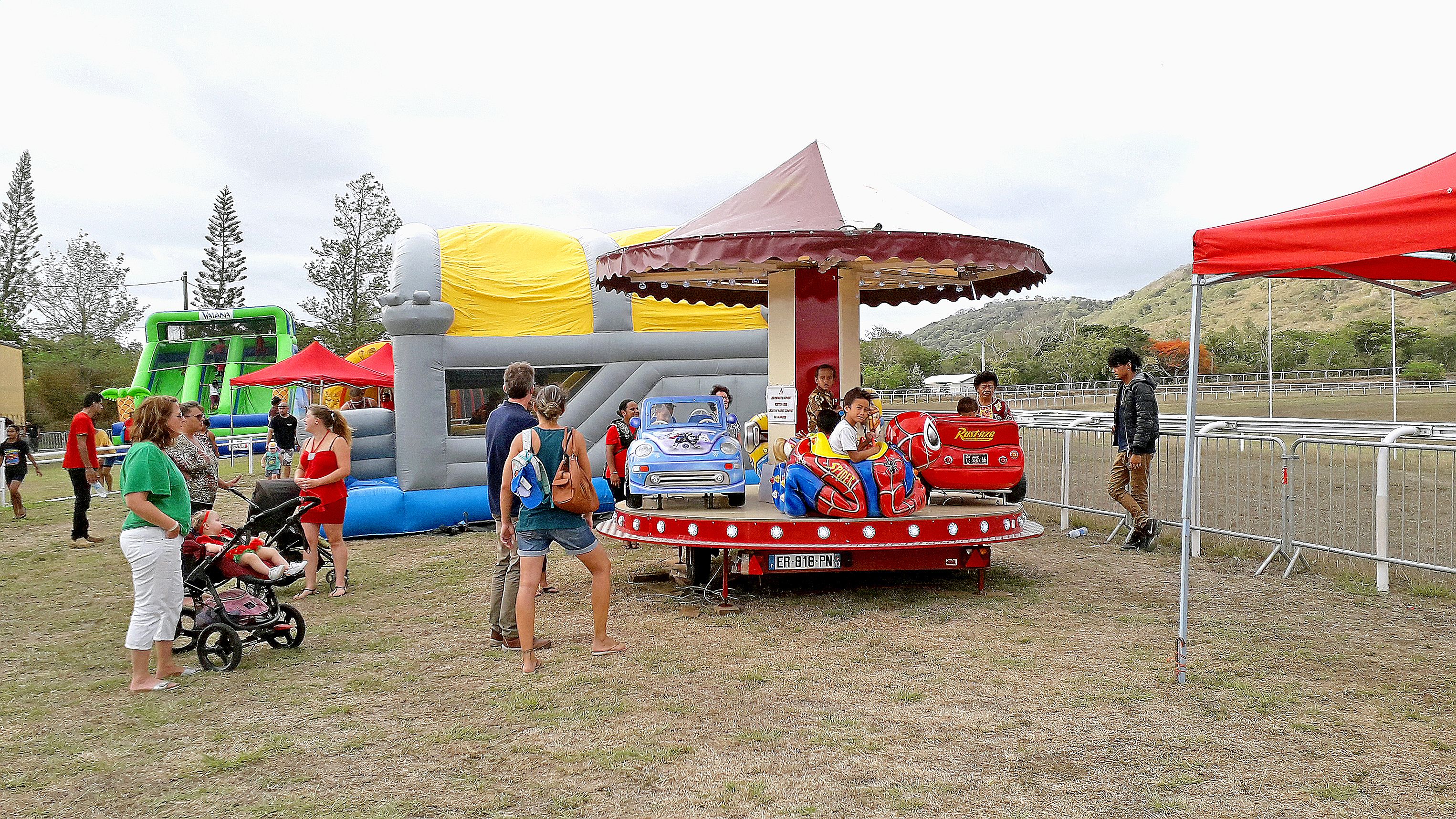 Plusieurs activités ont été proposées aux jeunes de la commune : jeux gonflables, petit train, manège, trampoline avec harnais, maquillage mais aussi barbes à papa et glaces pilées.